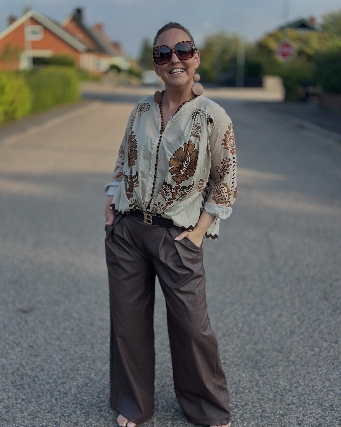 Skinnimitationsbyxor ”Sara” med bälte i midjan - Bruna