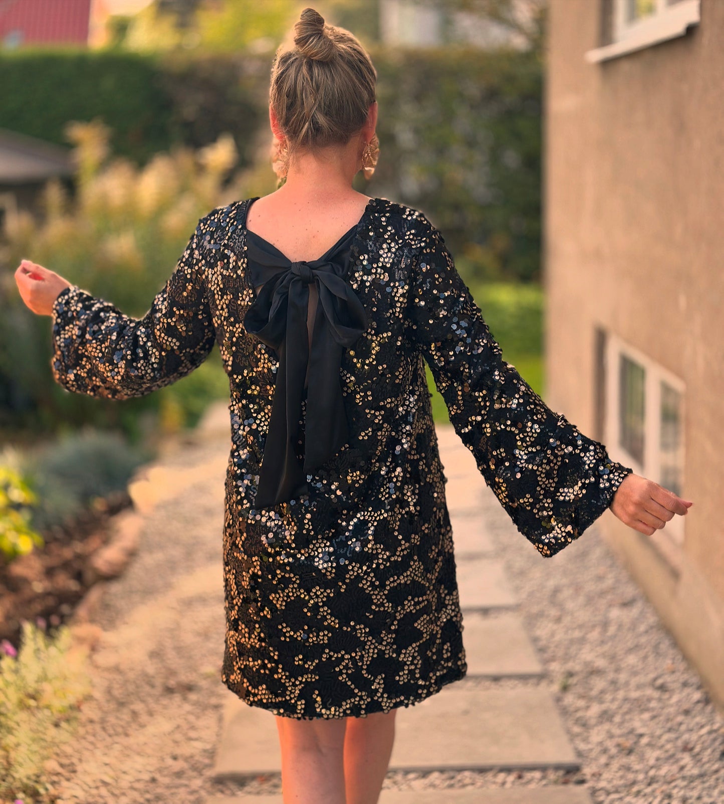 Paljettklänning med stor rosett baktill - Vit