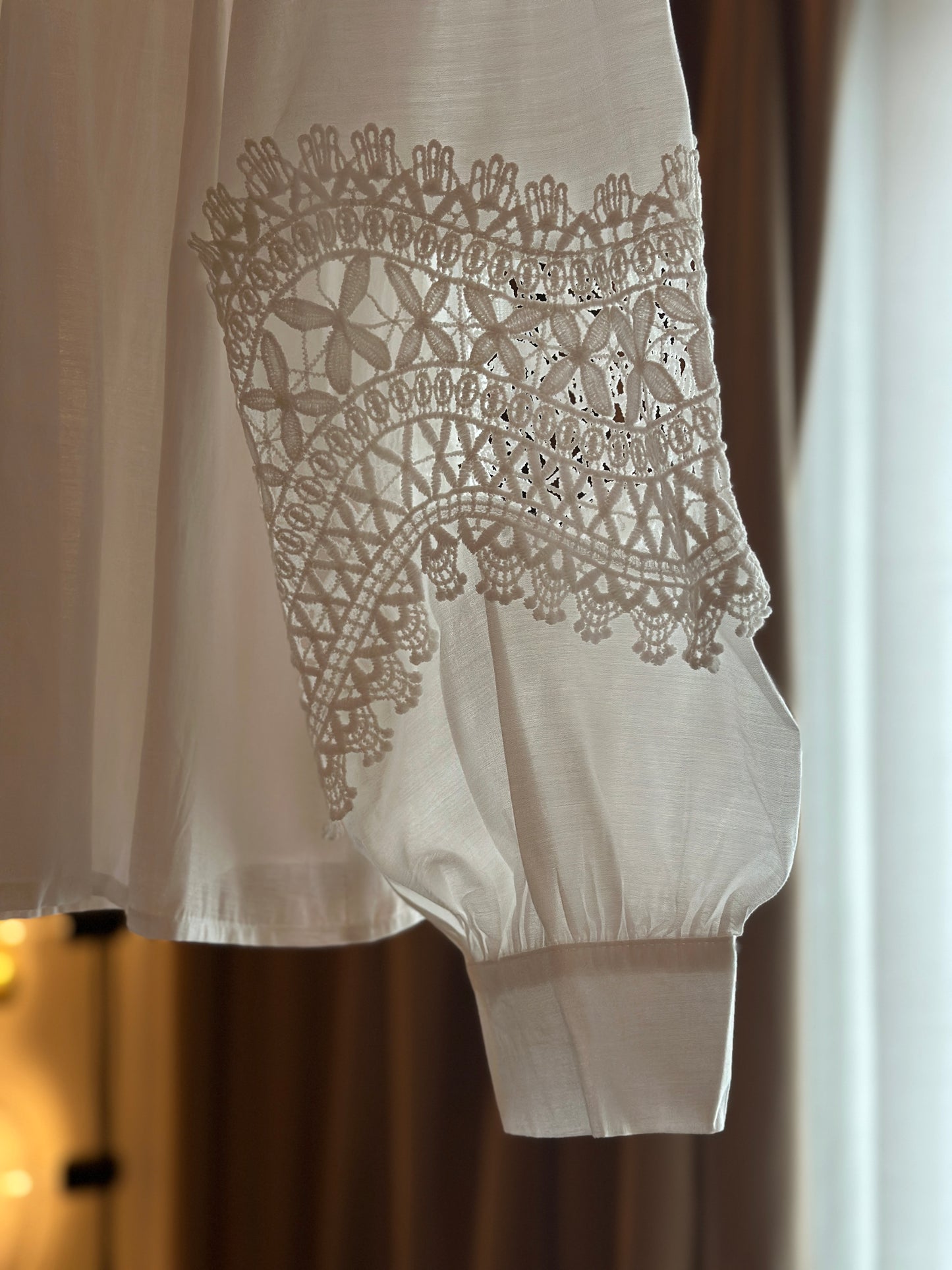 Romantisk spetsblus ”Nora” med fina detaljer - Vit