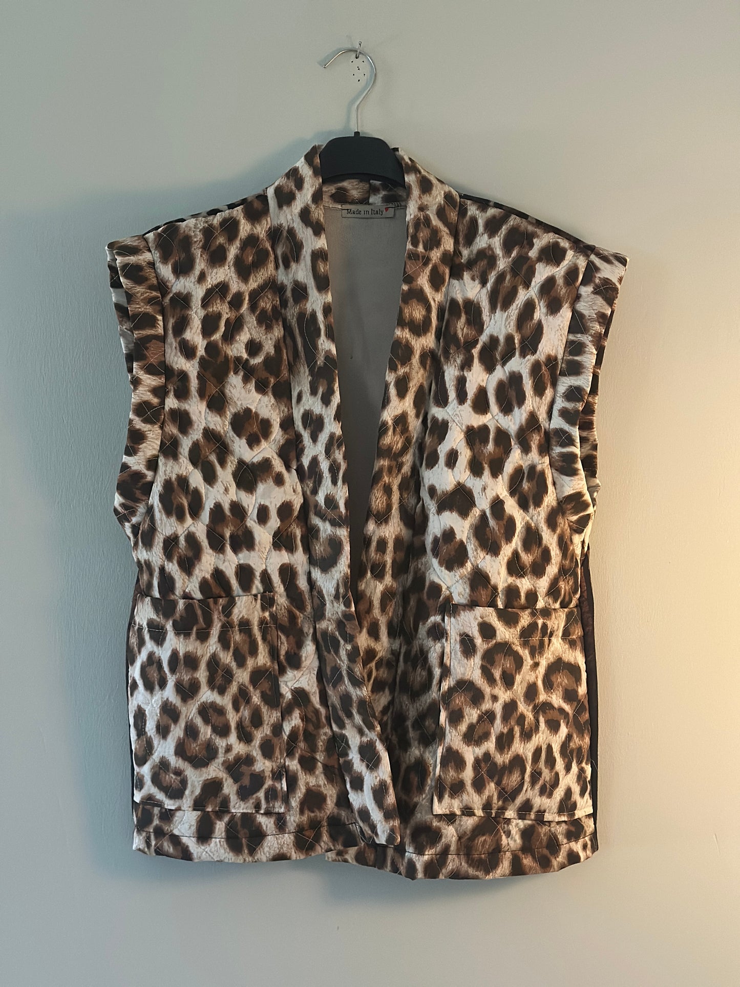 Väst ”Patricia” med tryck - Leomönster