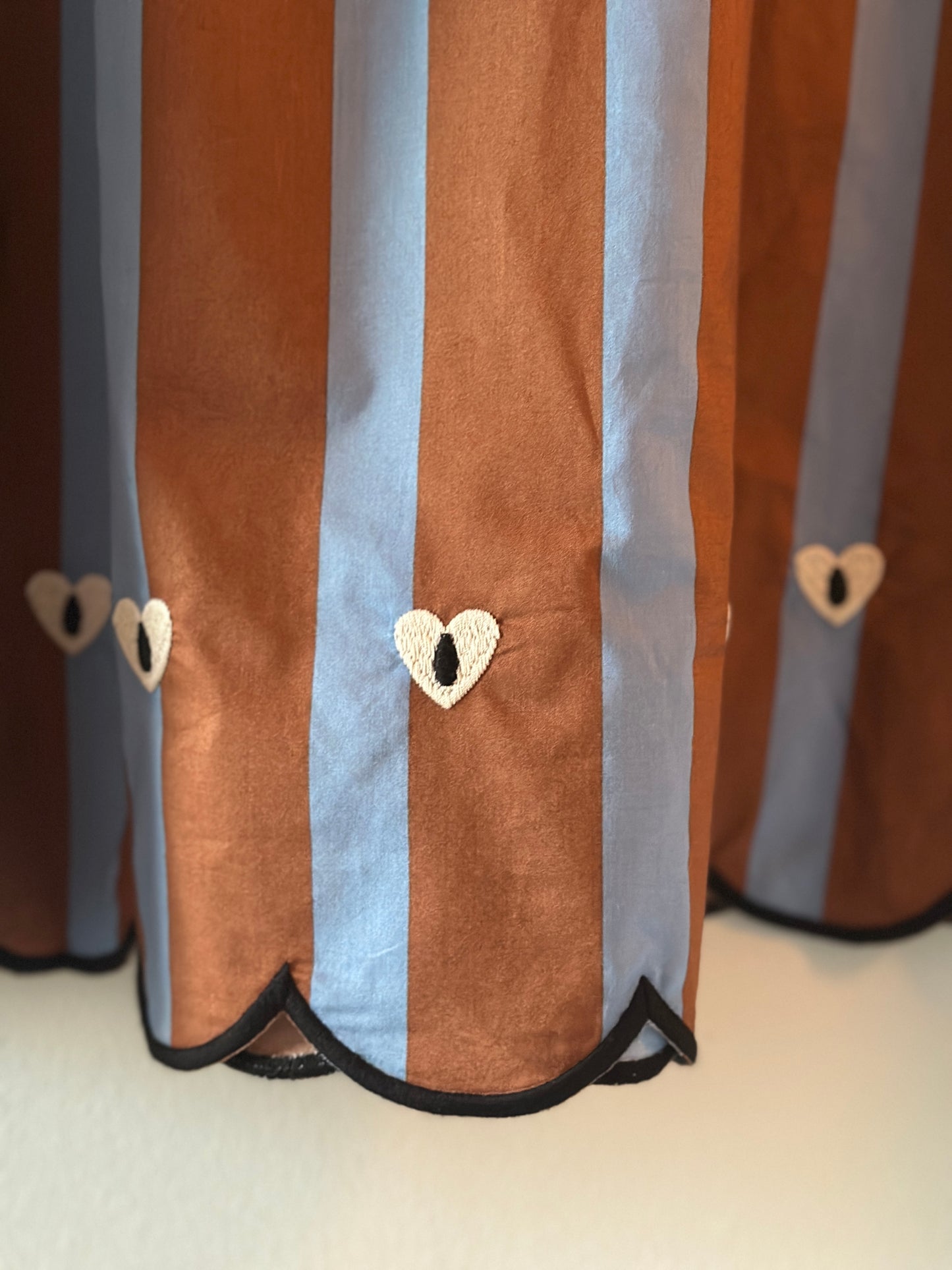 Randig kjol med broderade hjärtan - Brun-Blå