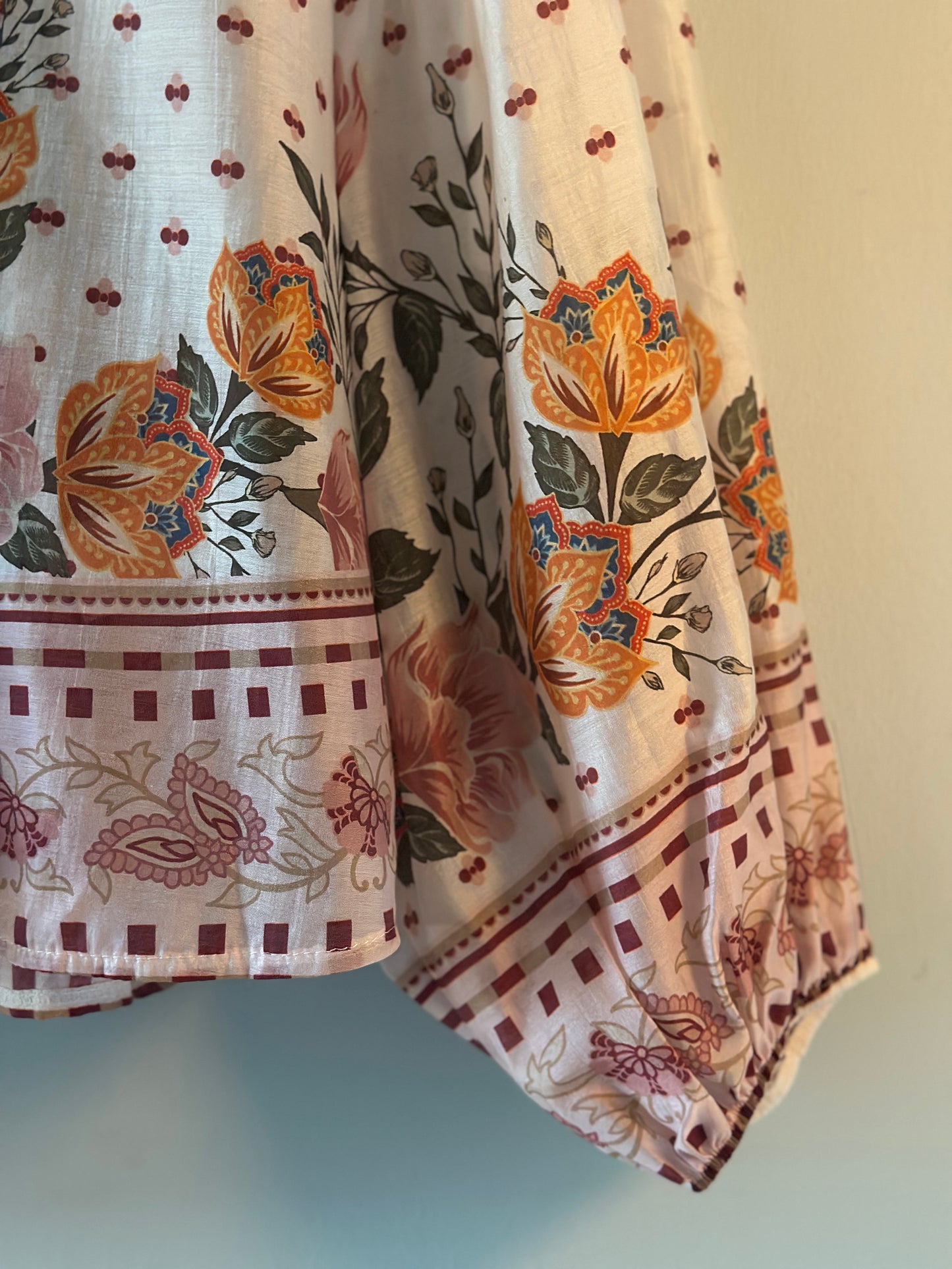 Blus ”Selma” i vackert mönster och ballongärm - Blommönster