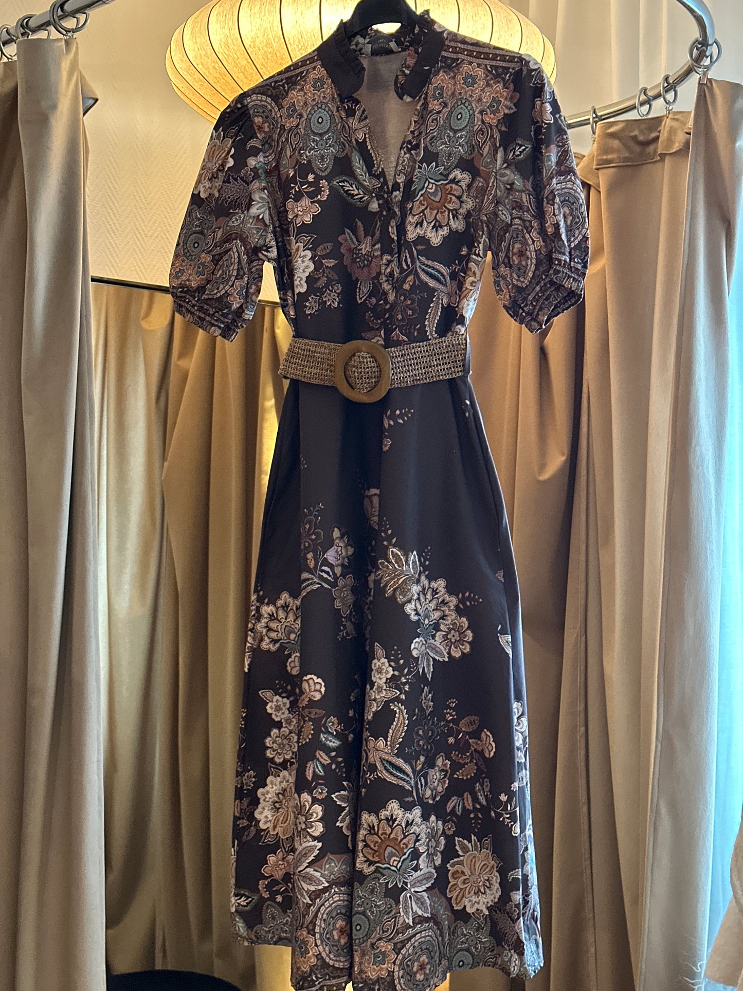 Klänning ”Minea” med blommor och bälte i midjan - Brun