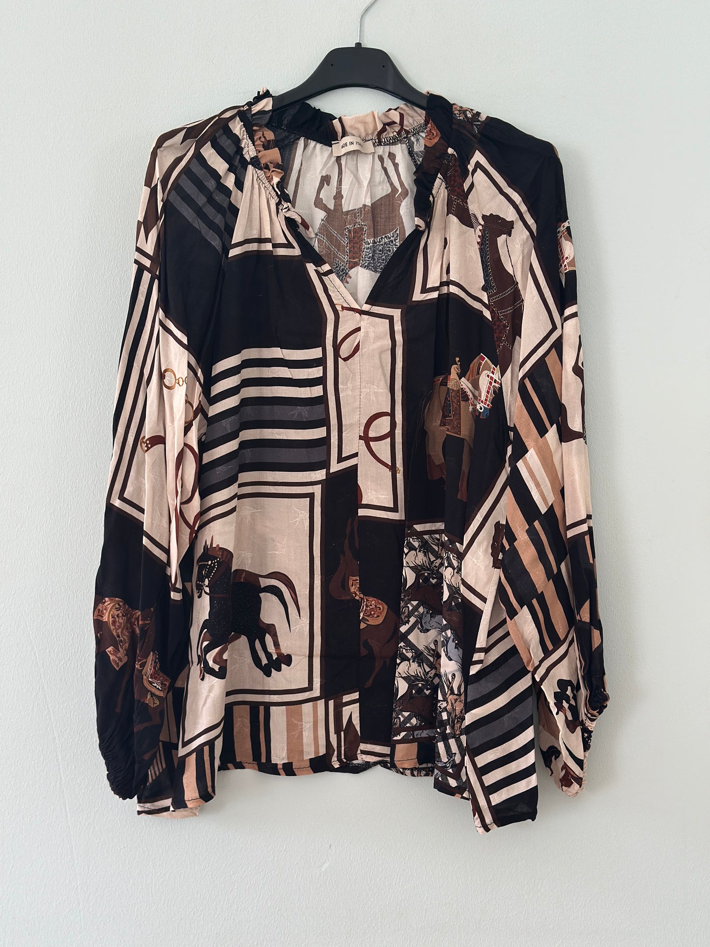 Blus ”Bella” med volang på kragen - Svart