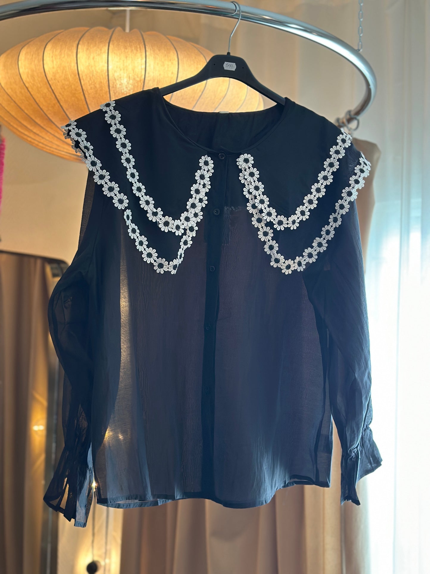 Blus ”Patricia” med stor krage med blommor på - Svart