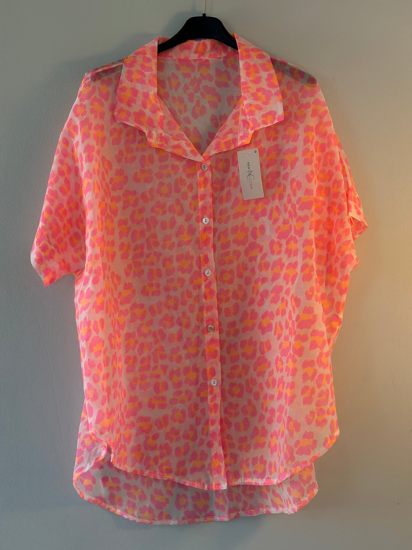 Plus Size, Leomönstrad blus med kort ärm - Rosa