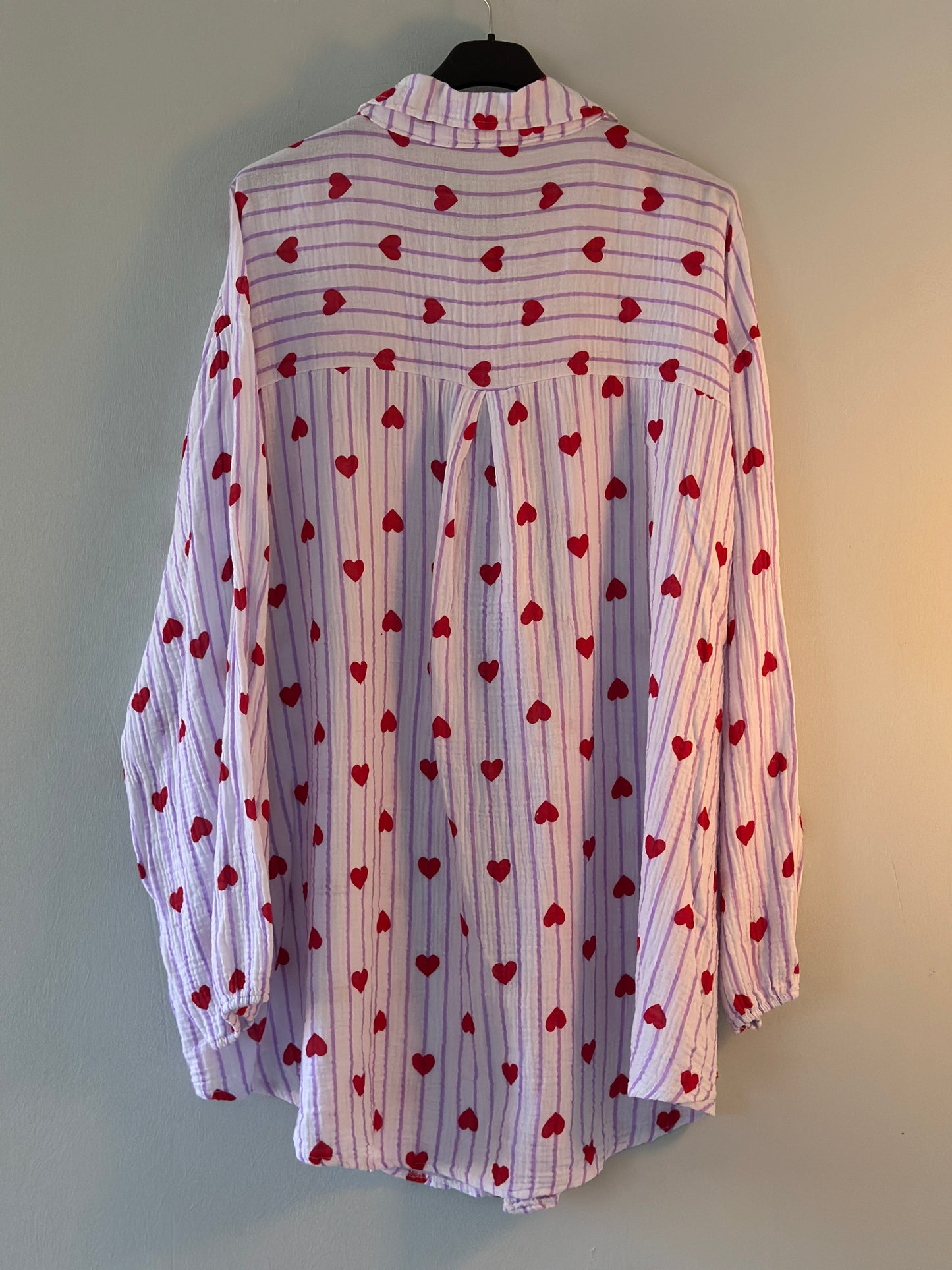 Plus Size, Blus med röda hjärtan - Vit med lila ränder
