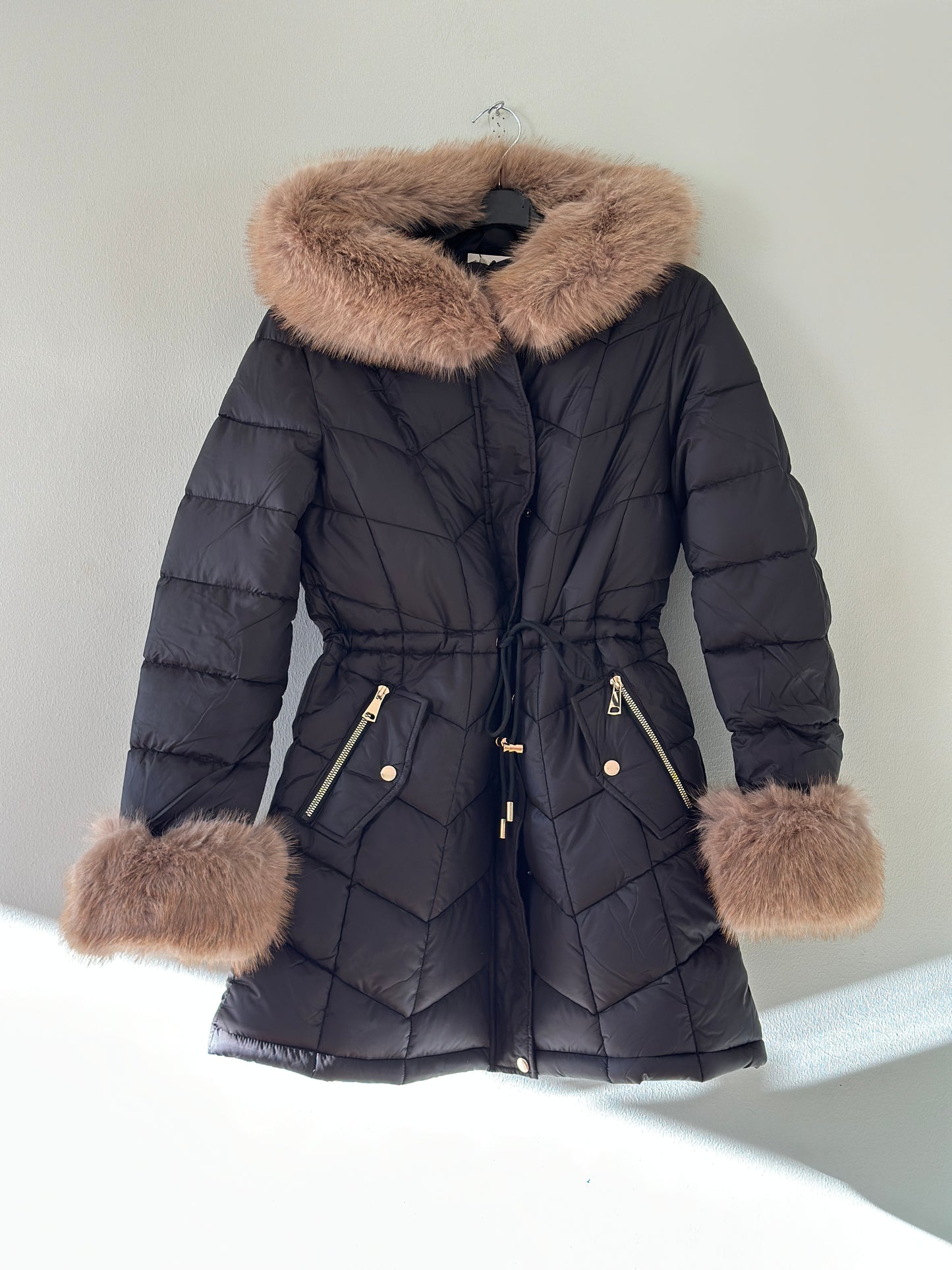 Vinterjacka ”Joline” med fuskpäls på luvan och ärmarna - Svart