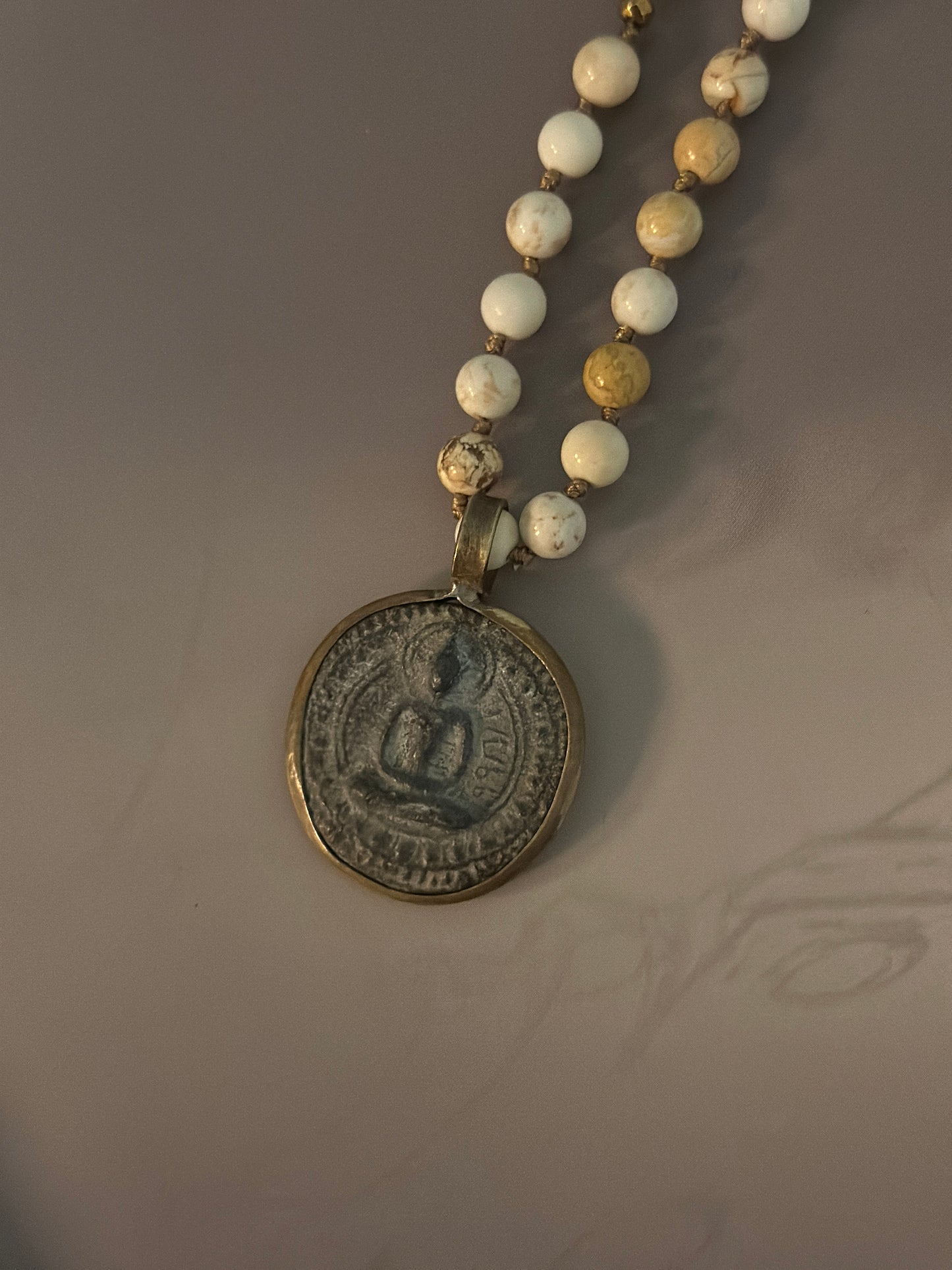 Halsband ”BUDDHA” - Howlite