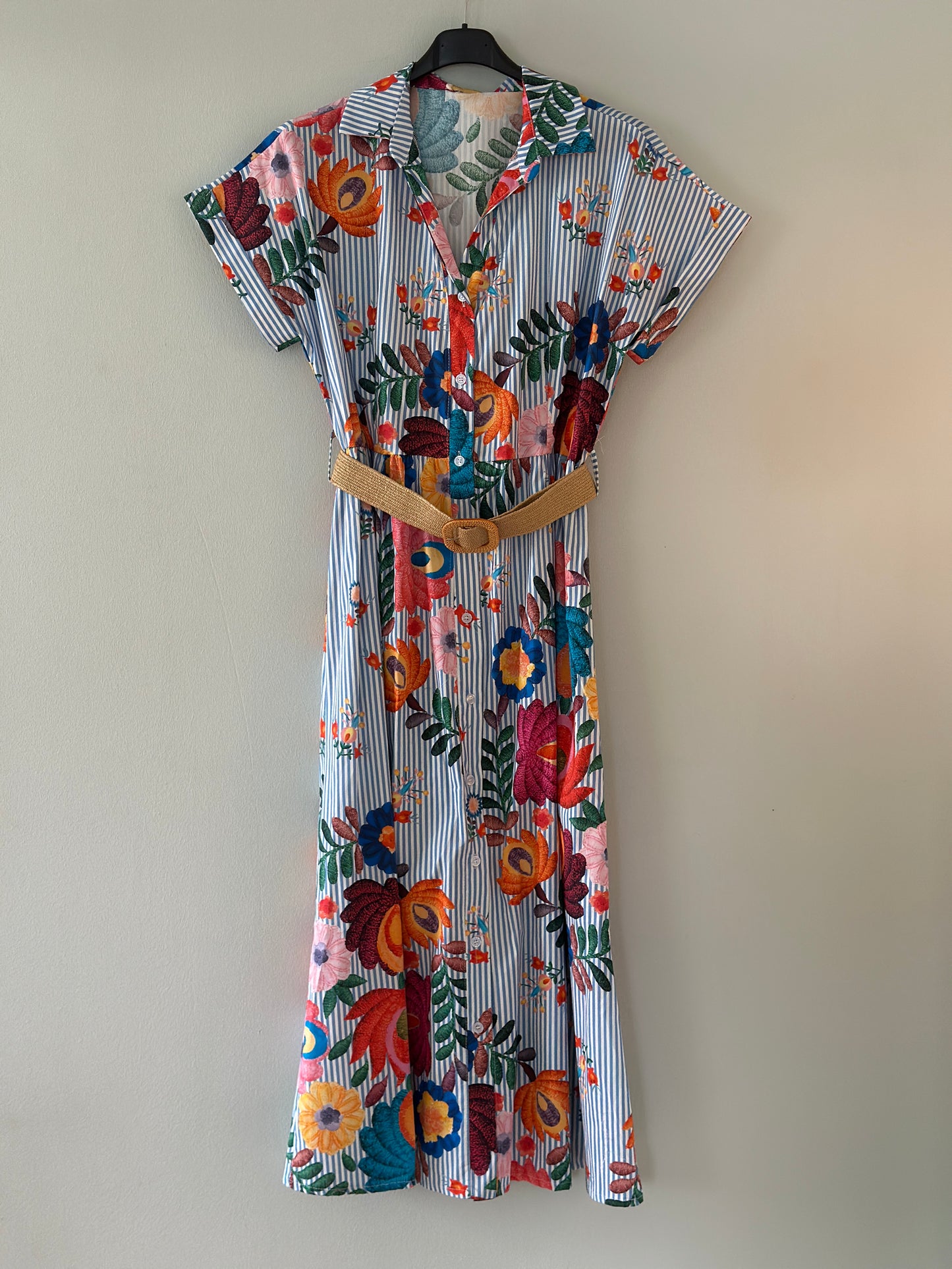 Klänning ”Frida” med blommor och bälte i midjan - Ljusblå