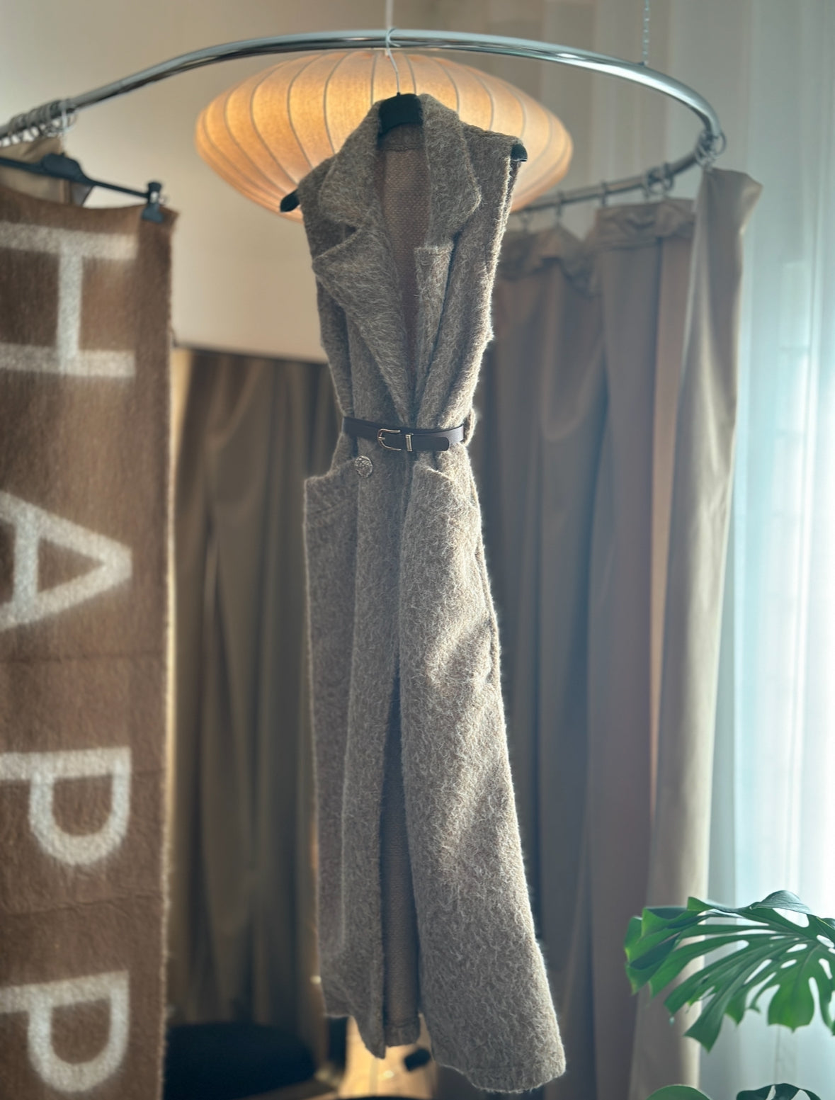 Lång väst med guldknappar och bälte i midjan - Cream/Burgundi