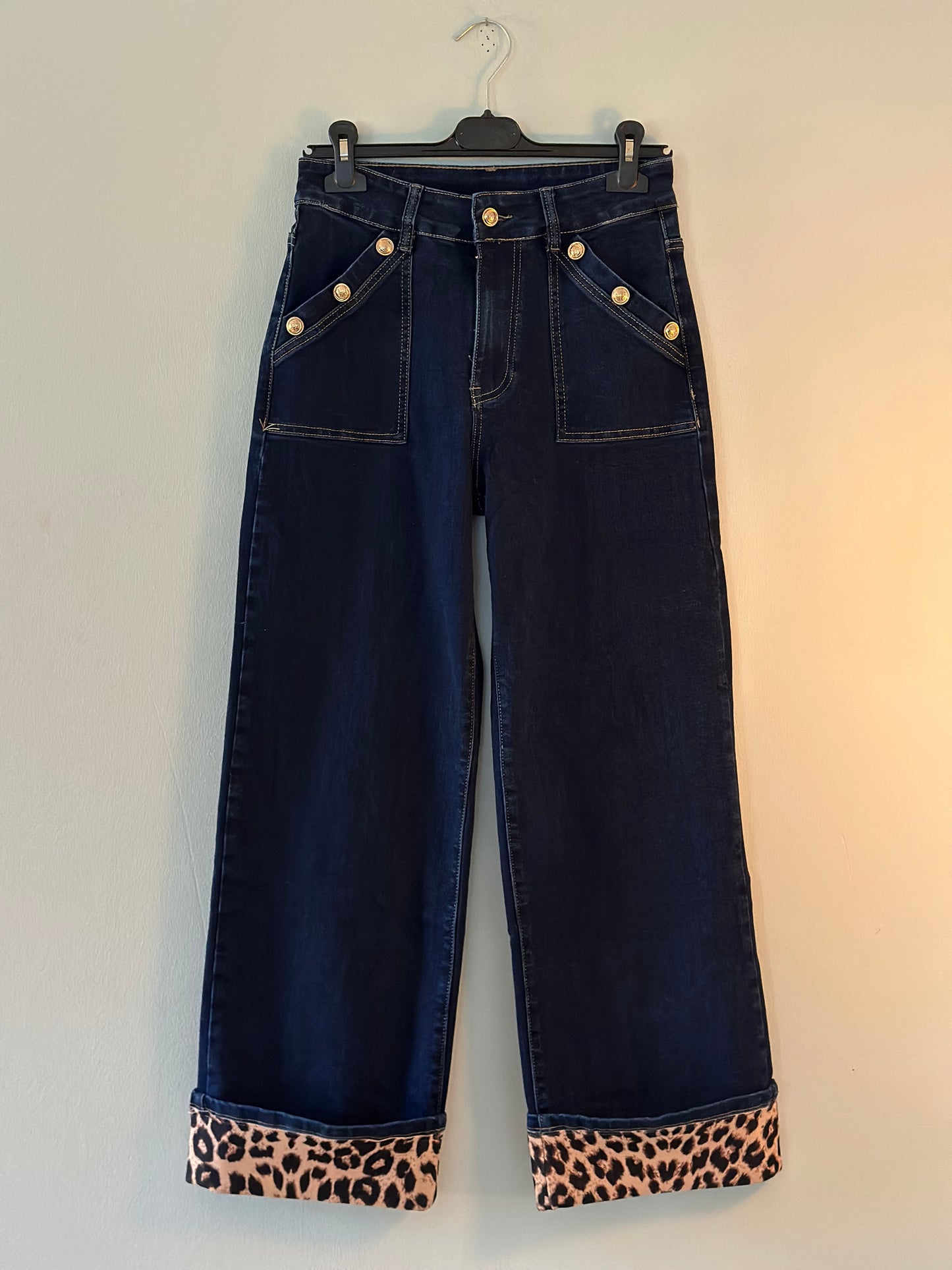 Jeans med leomönster i benslutet och guldknappar - Mörkblå