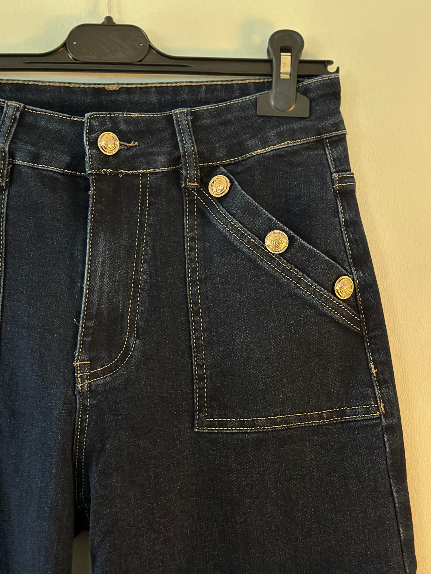 Jeans med leomönster i benslutet och guldknappar - Mörkblå