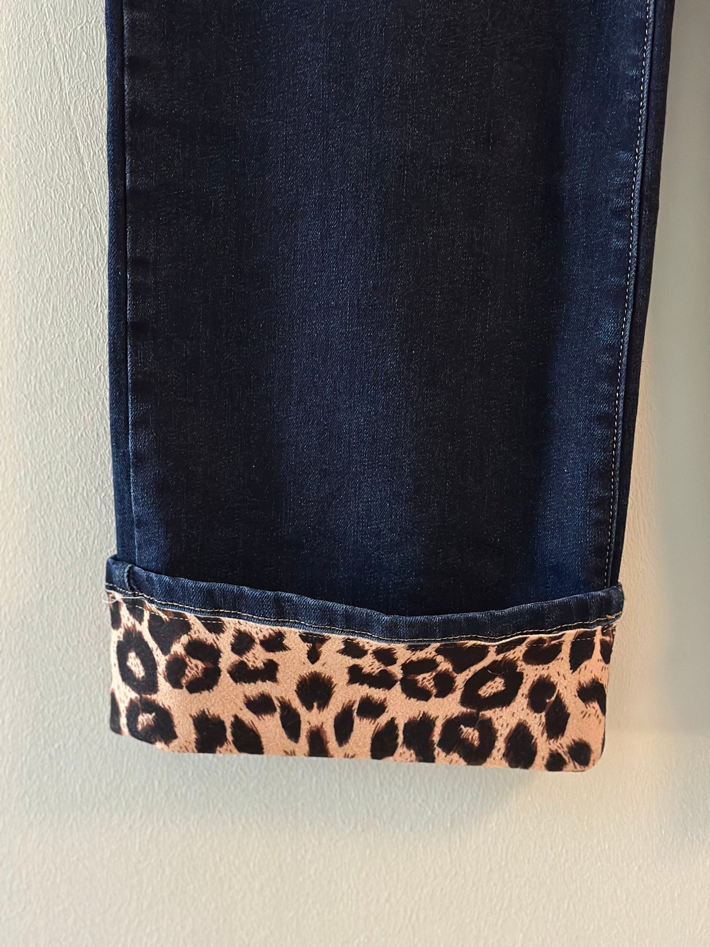 Jeans med leomönster i benslutet och guldknappar - Mörkblå