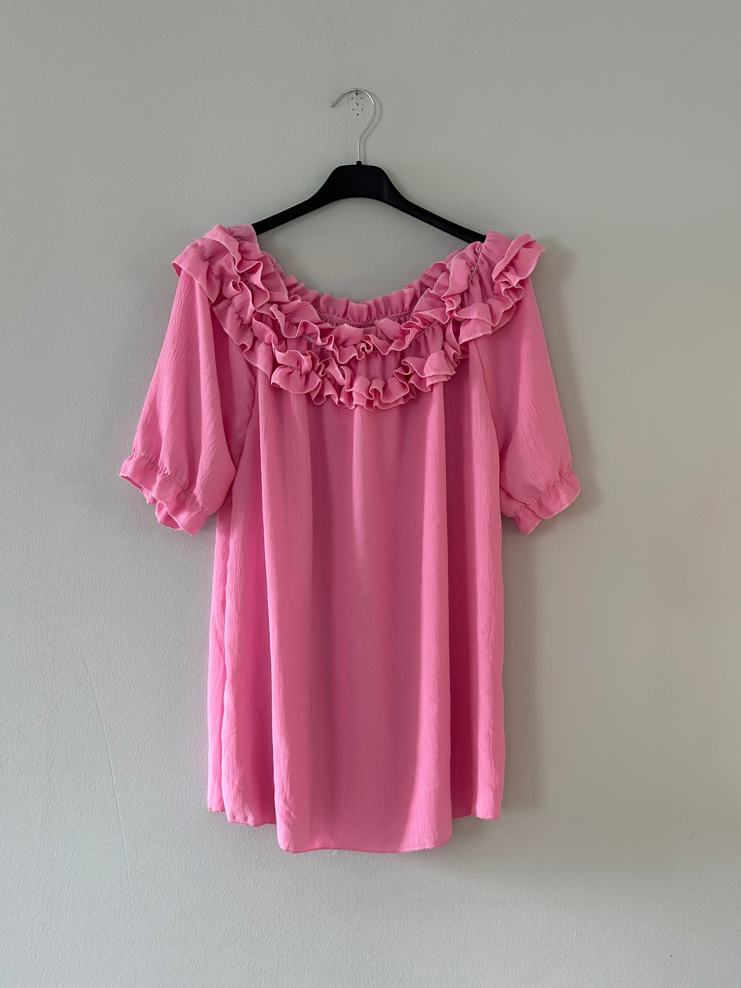 Singoalla blus med krås upptill och kort ärm - Rosa/Svart/Vit