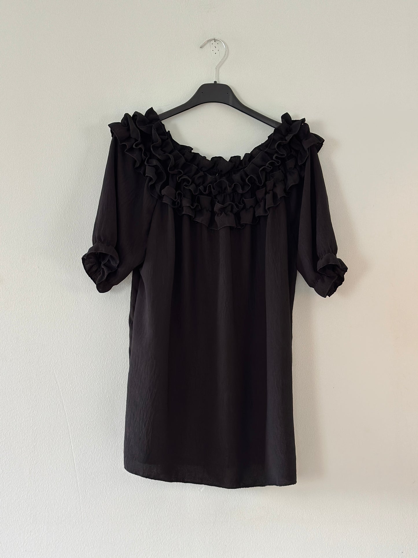 Singoalla blus med krås upptill och kort ärm - Rosa/Svart/Vit