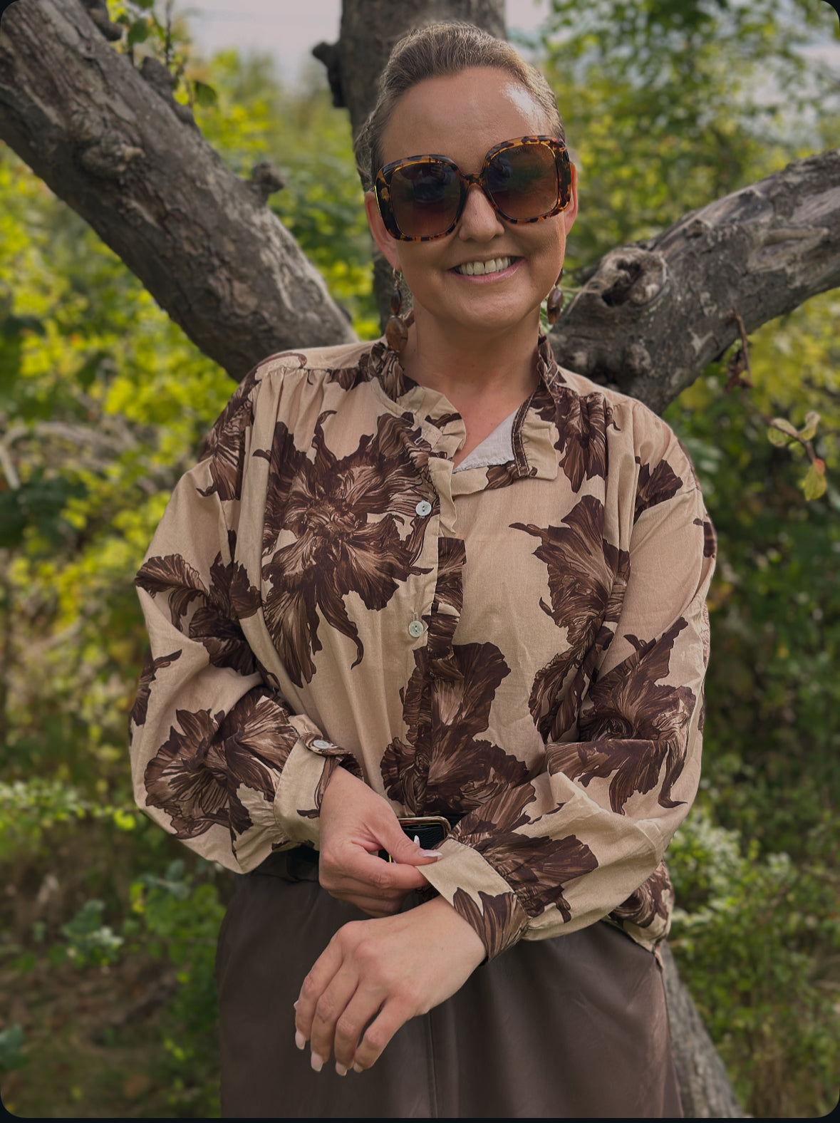 Blus ”Natasha” med volangkant framtill - Beige med bruna blommor