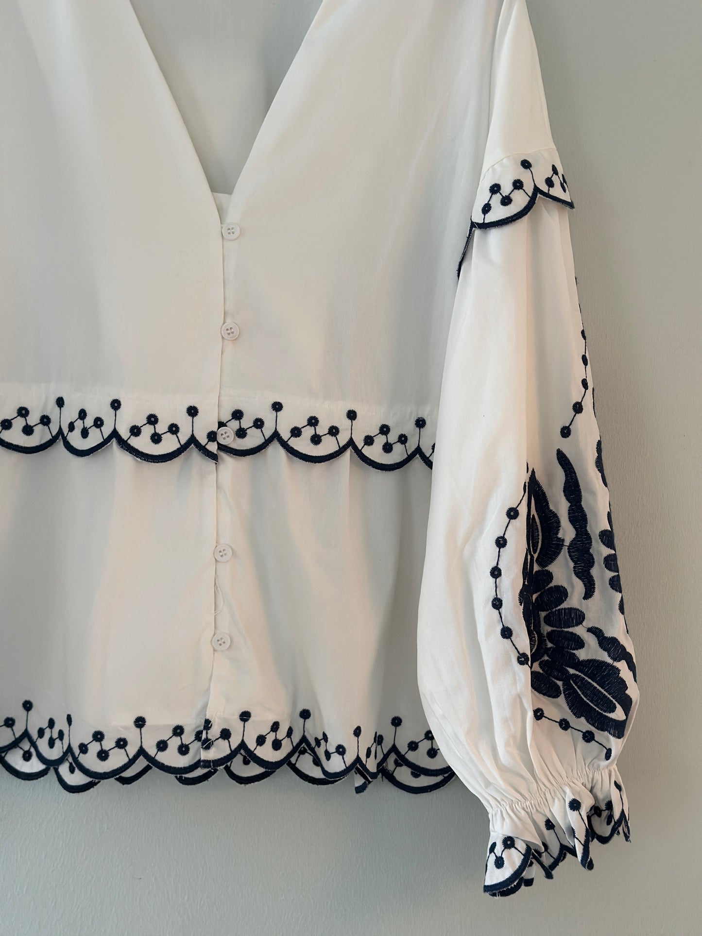 Blus ”Johanna” med broderi - Vit med blå broderi