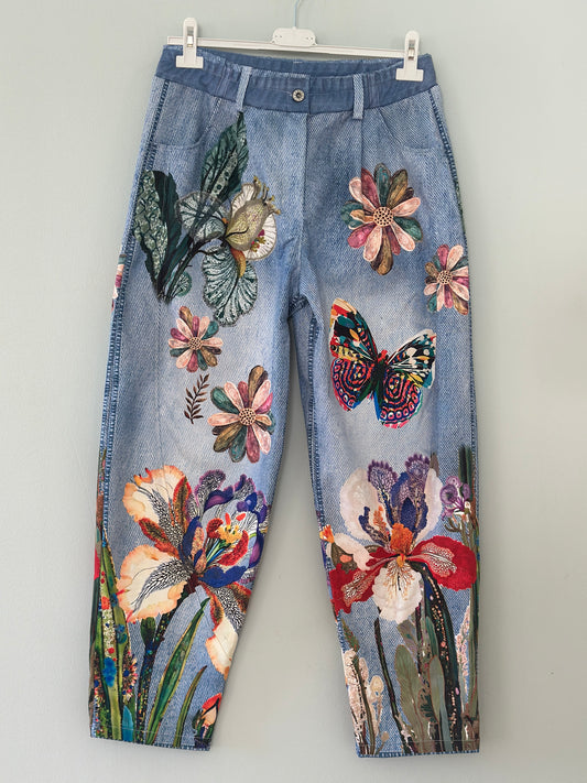 Byxor ”Amelia” i ett häftigt mönster - Ljusblå botten