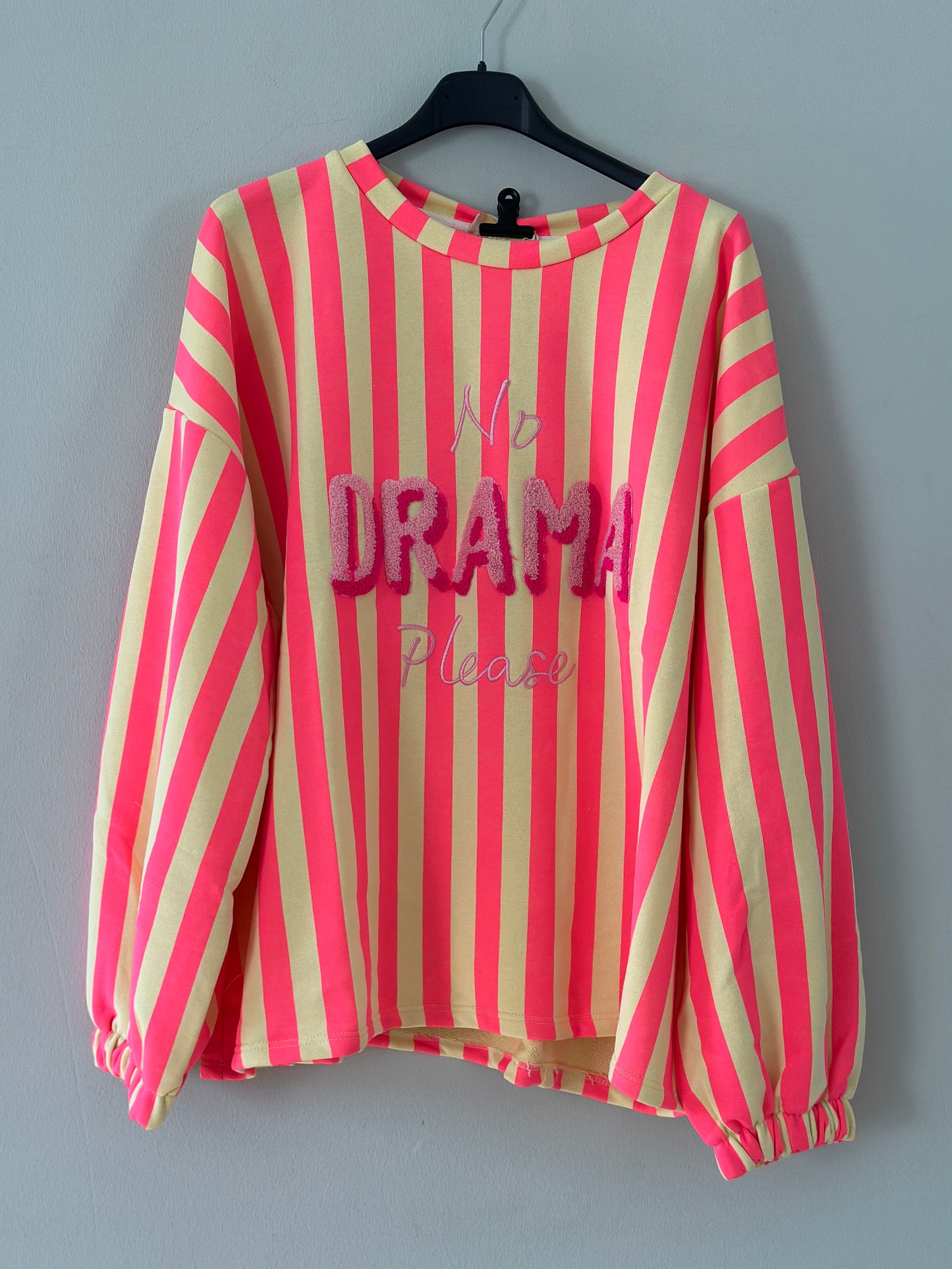 Sweatshirt med texten ”No Drama Please” - Orange/Rosa Randig