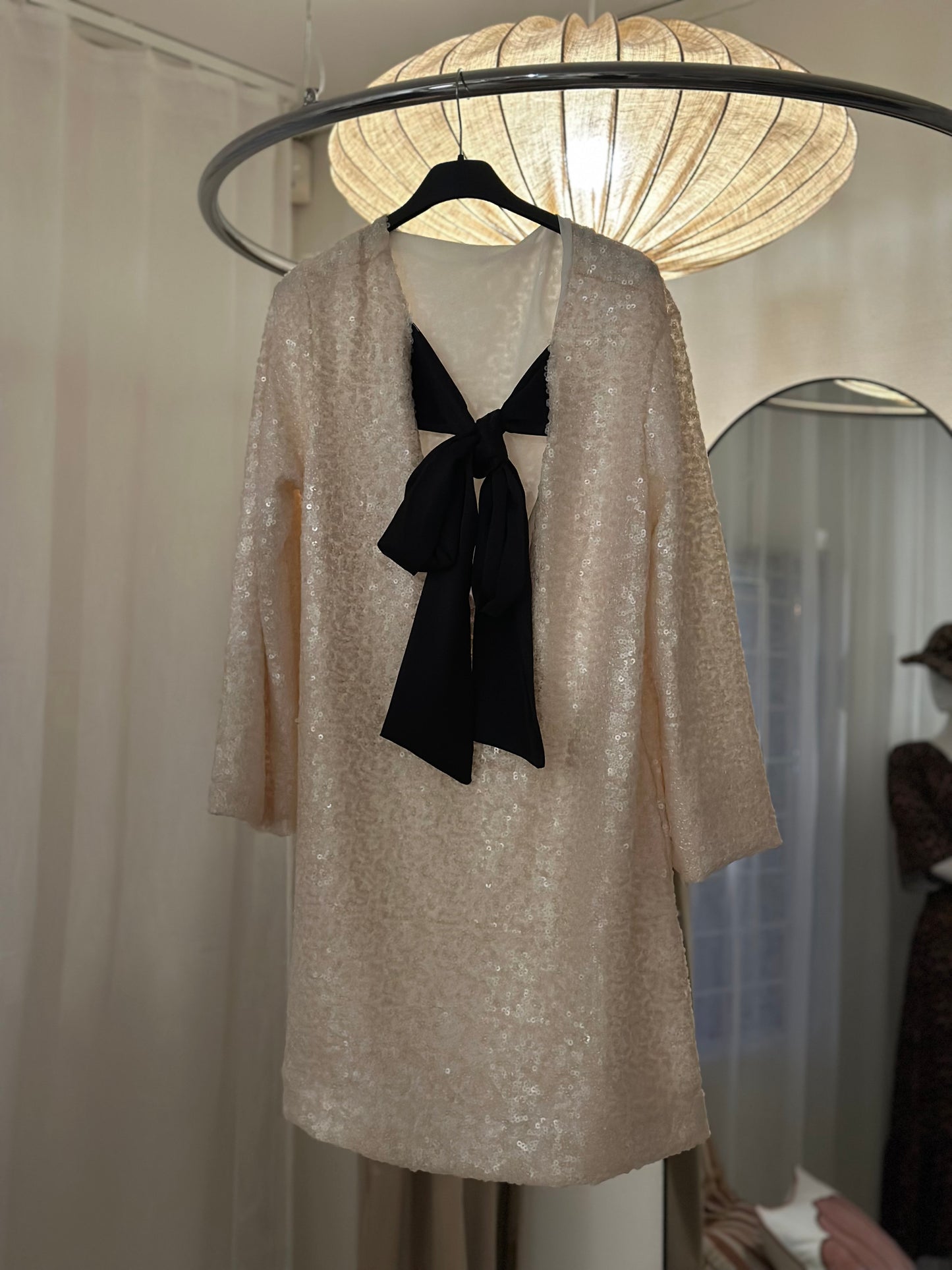 Paljettklänning med stor rosett baktill - Vit