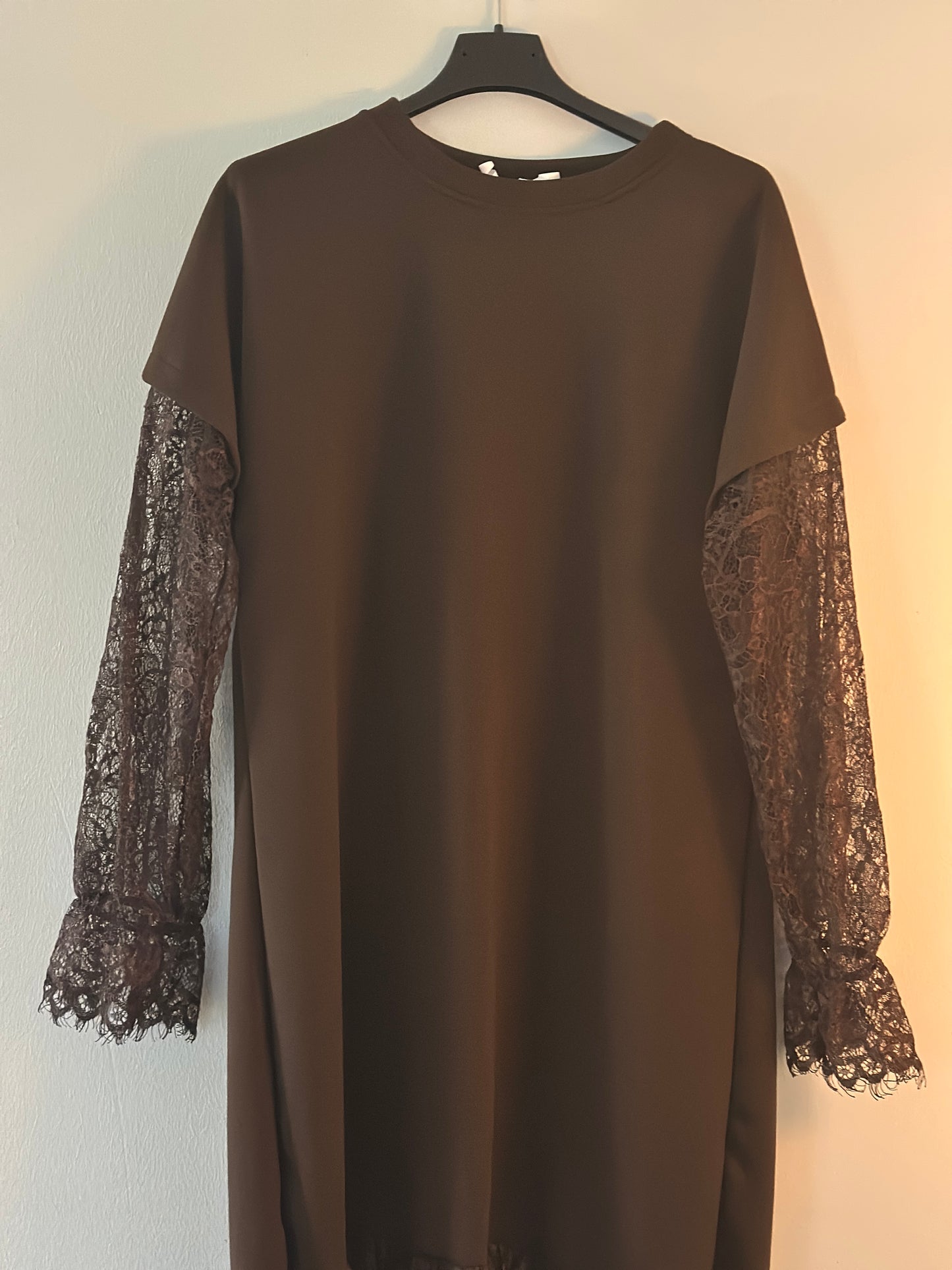 Klänning ”Lou” med spets nertill och på ärmarna - Svart/Burgundi