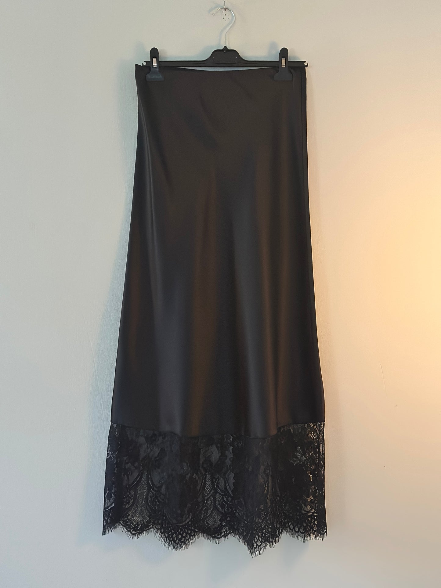 Kjol med resår i midjan och spets nertill - Brun/Svart/Burgundi