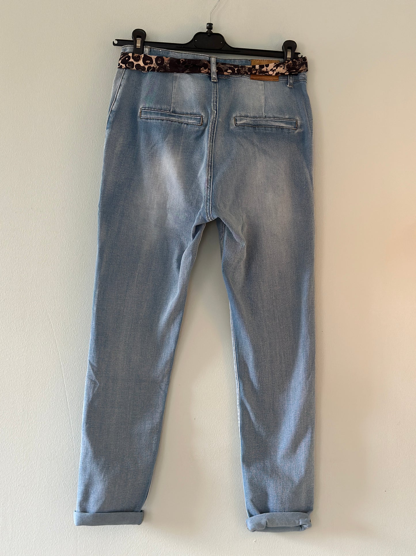 Jeans med volang på fickan och leomönstrat band i midjan - Jeans