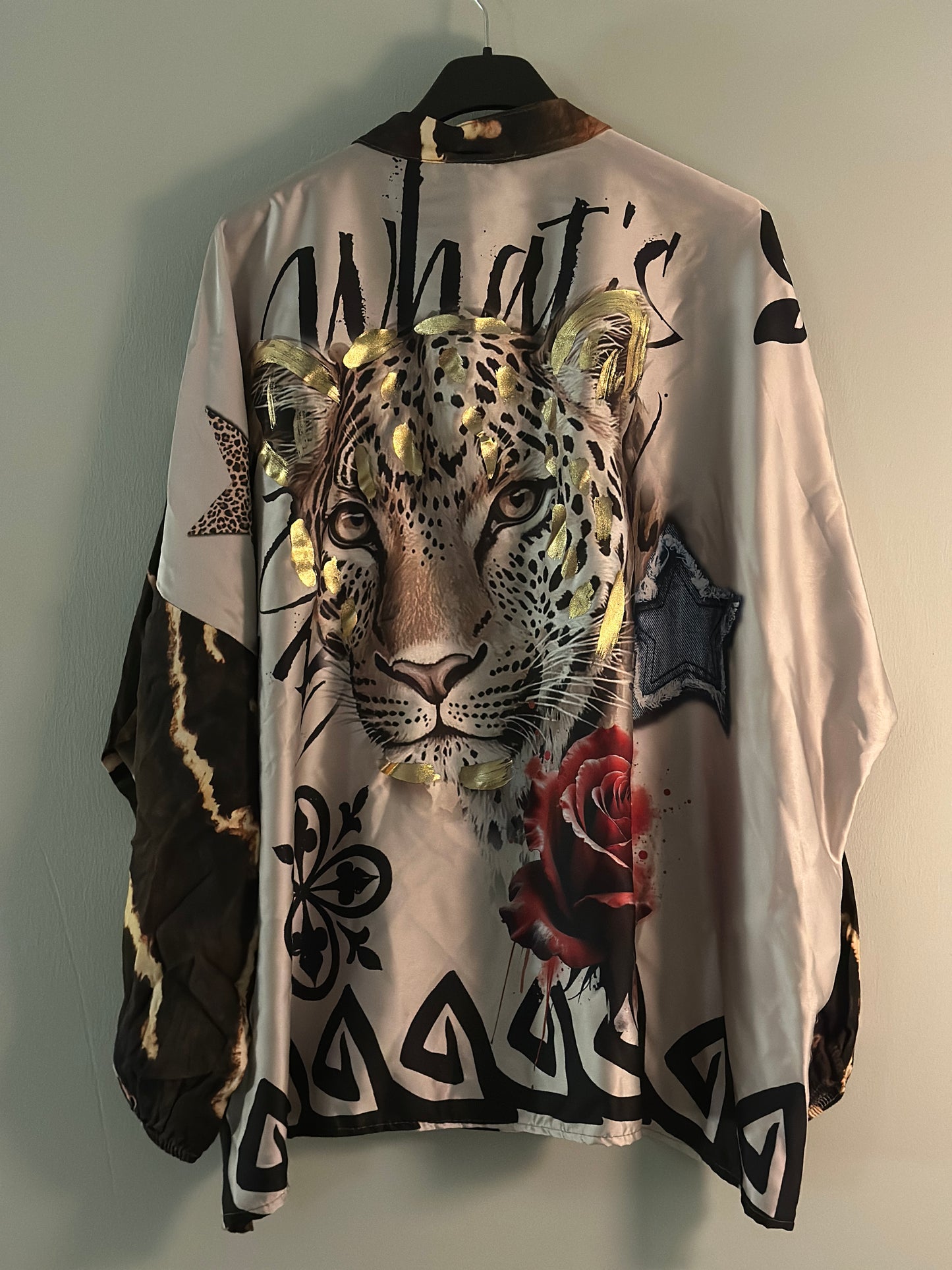 Blus ”Sahra” i marmorerat mönster och en leopard på ryggen - Brun/Svart