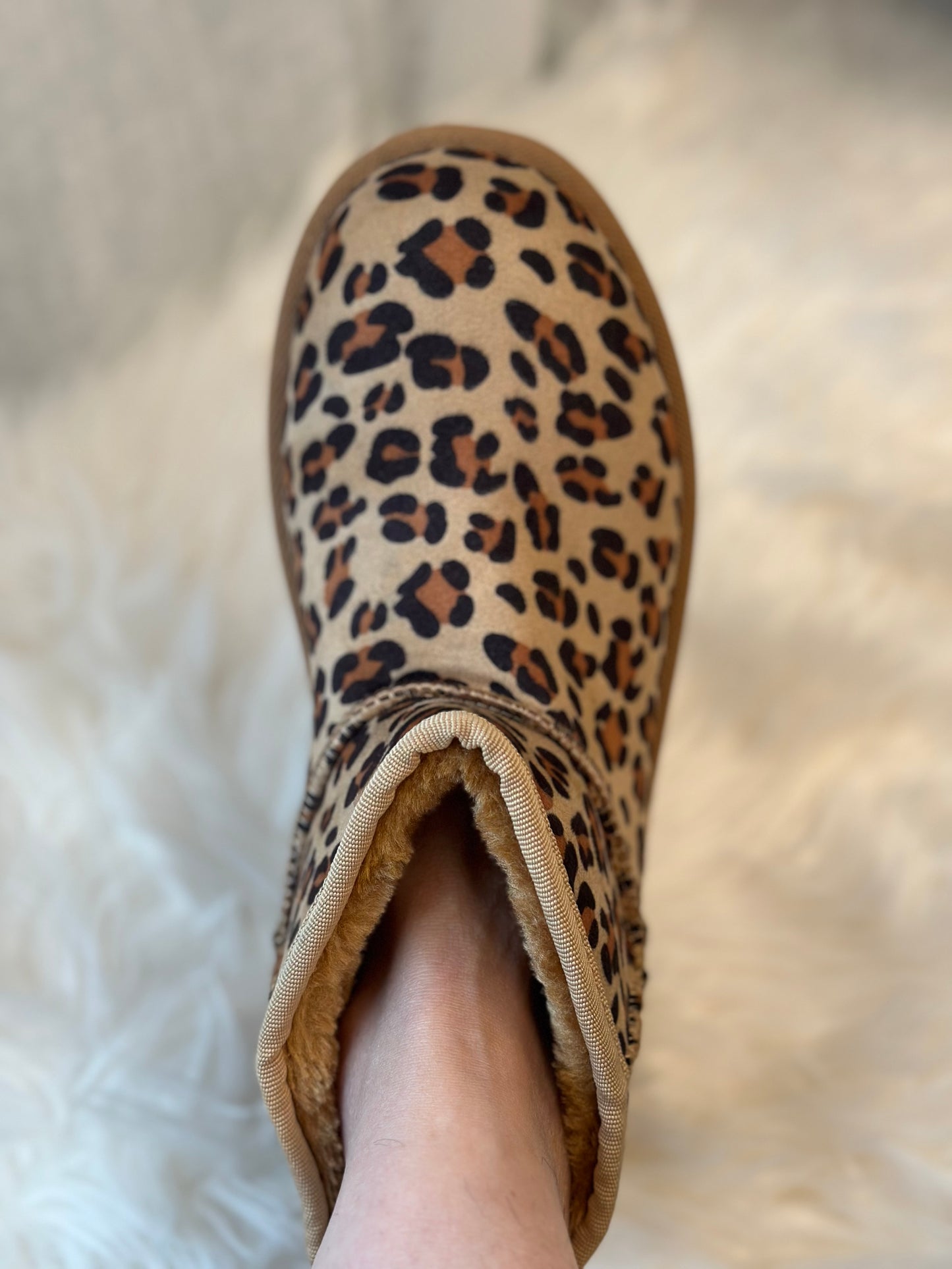 Skor med fluff inuti - Leomönster