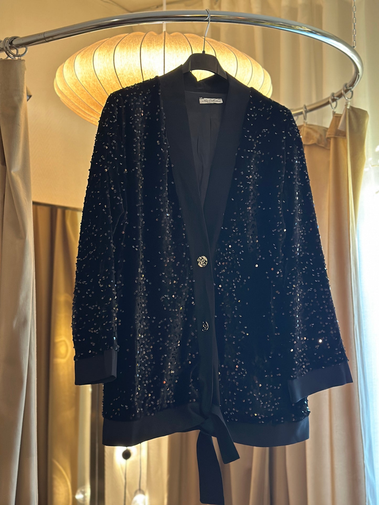 Svart paljettkavaj med guldknappar och knyte framtill - Svart