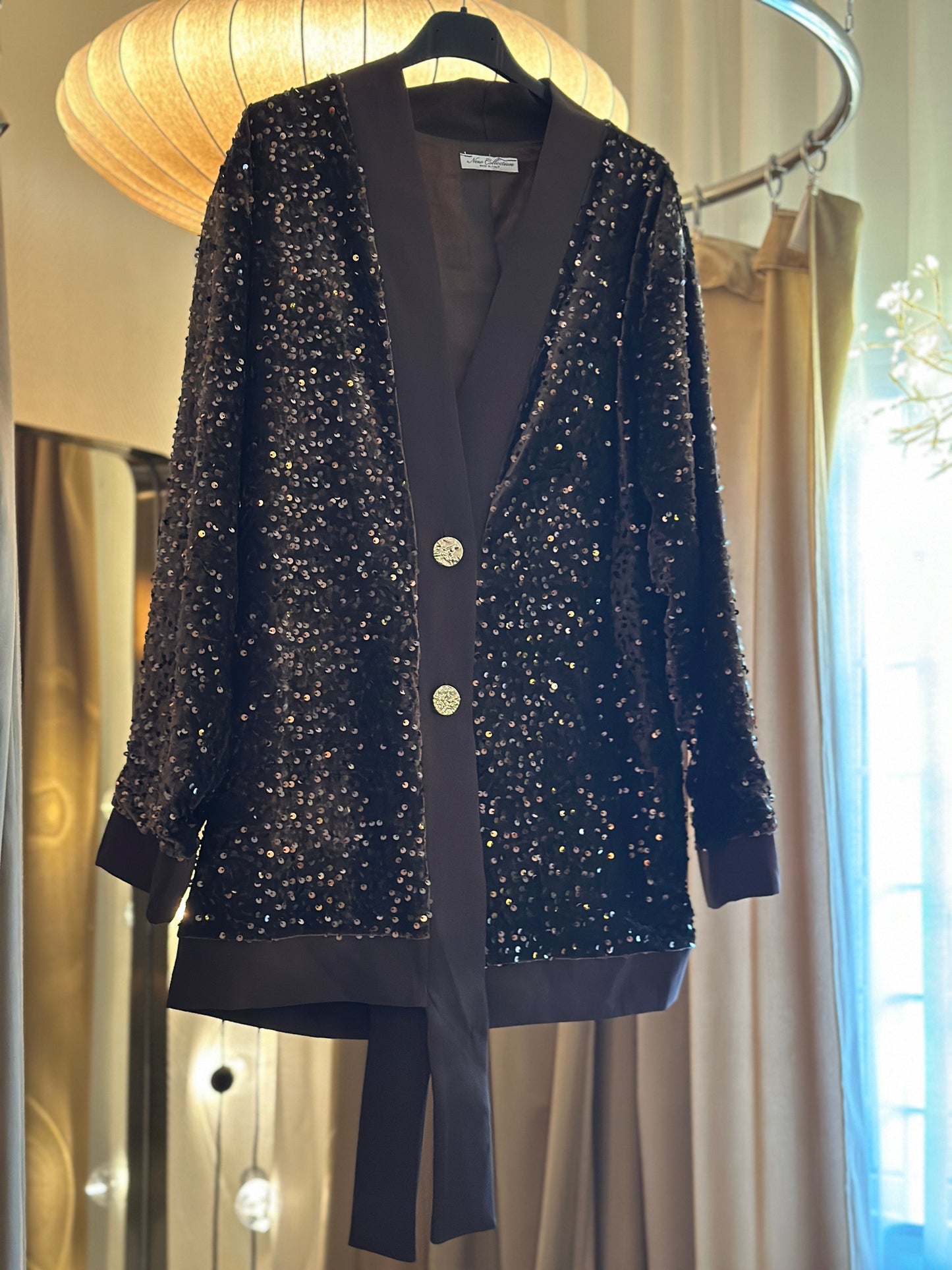 Paljettkavaj med guldknappar och knyte nertill - Brun