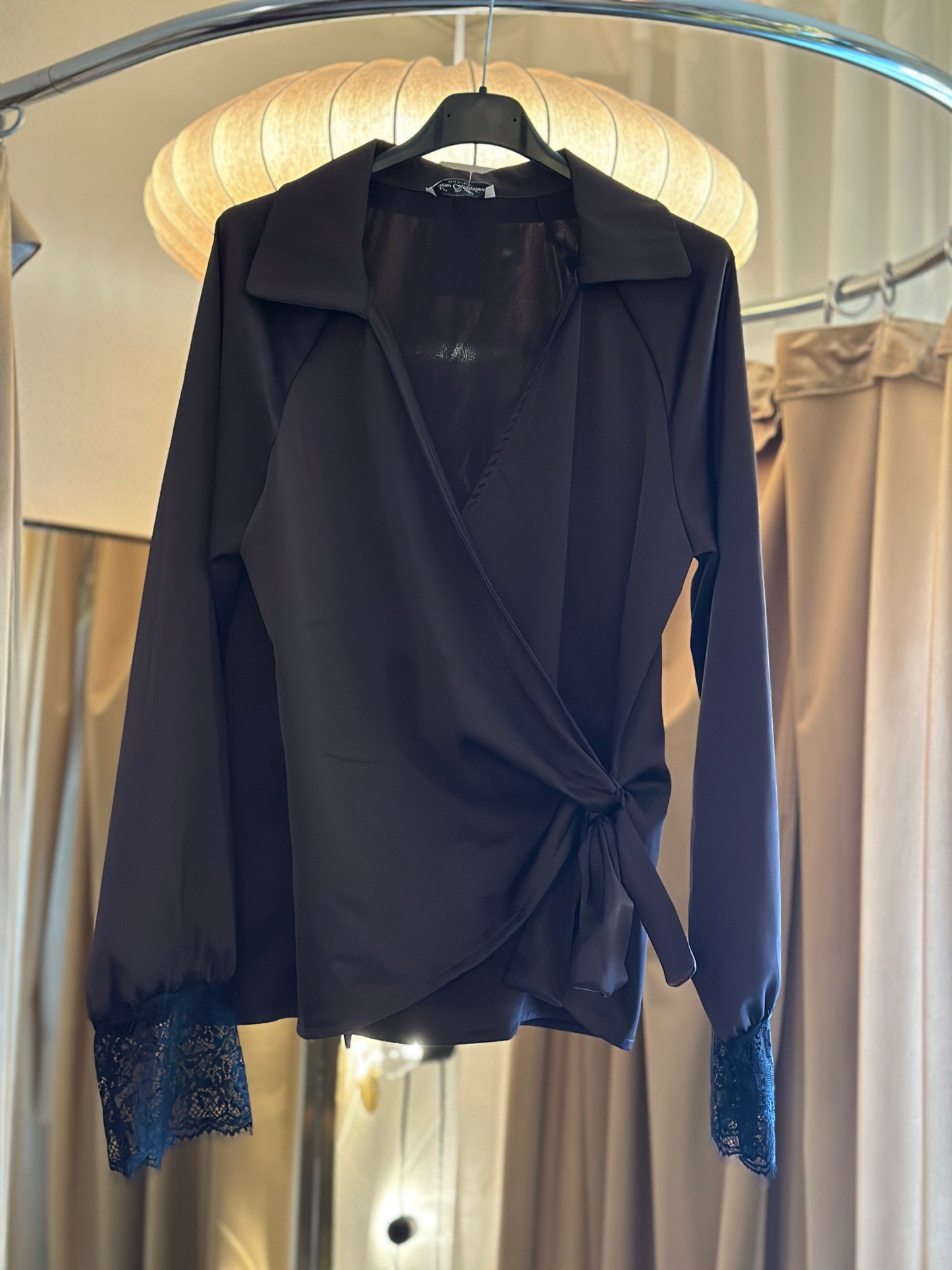 Omlottblus med spets i ärmslutet - Brun