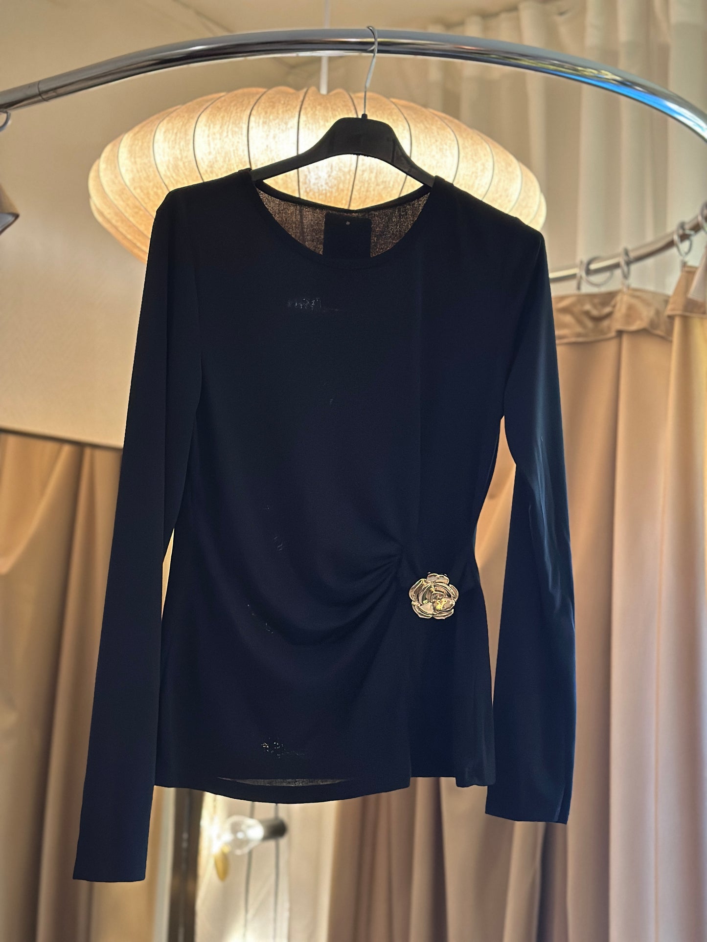 Top med fin detalj i midjan - Svart