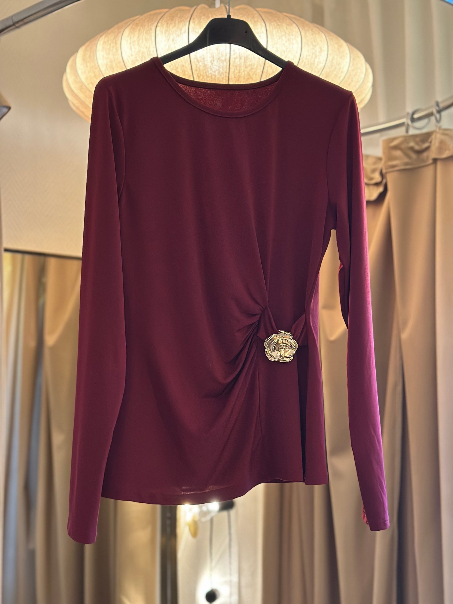Top med fin detalj i midjan - Burgundy