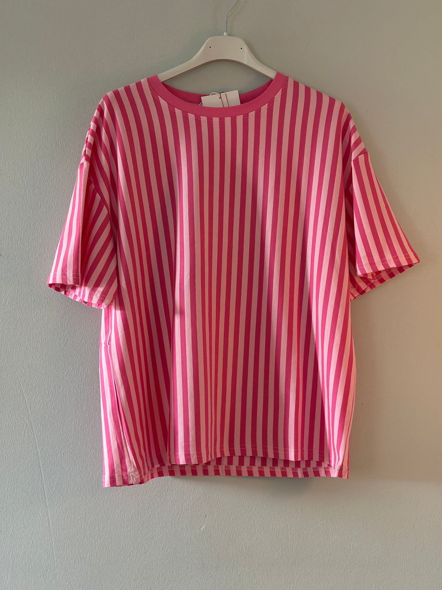 Randig T-shirt med ett hjärta på ryggen - Rosa