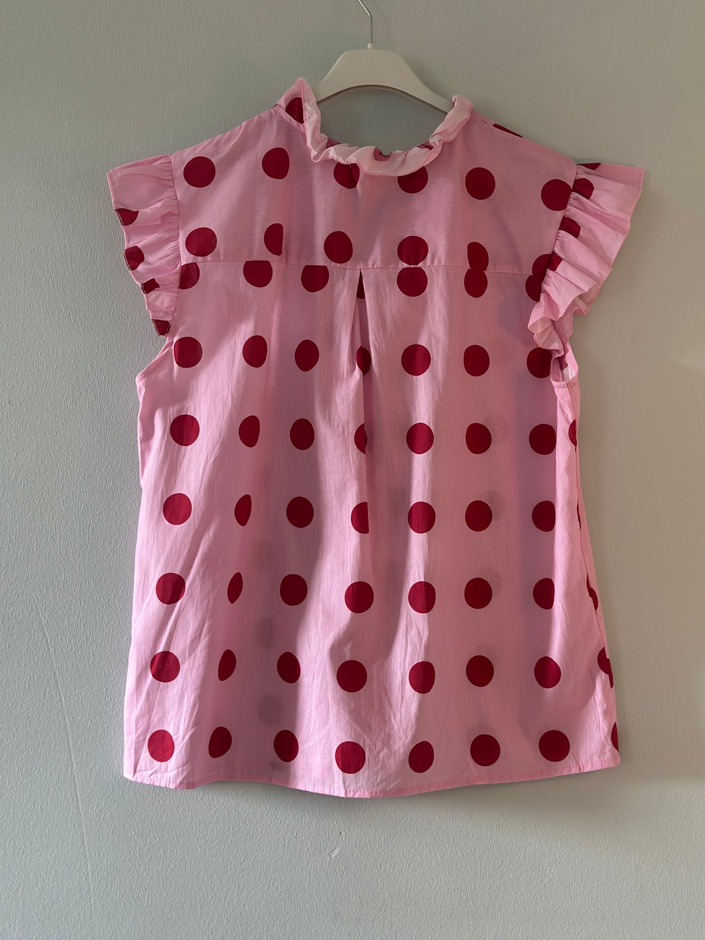 Prickig blus med volang - Rosa med röda prickar