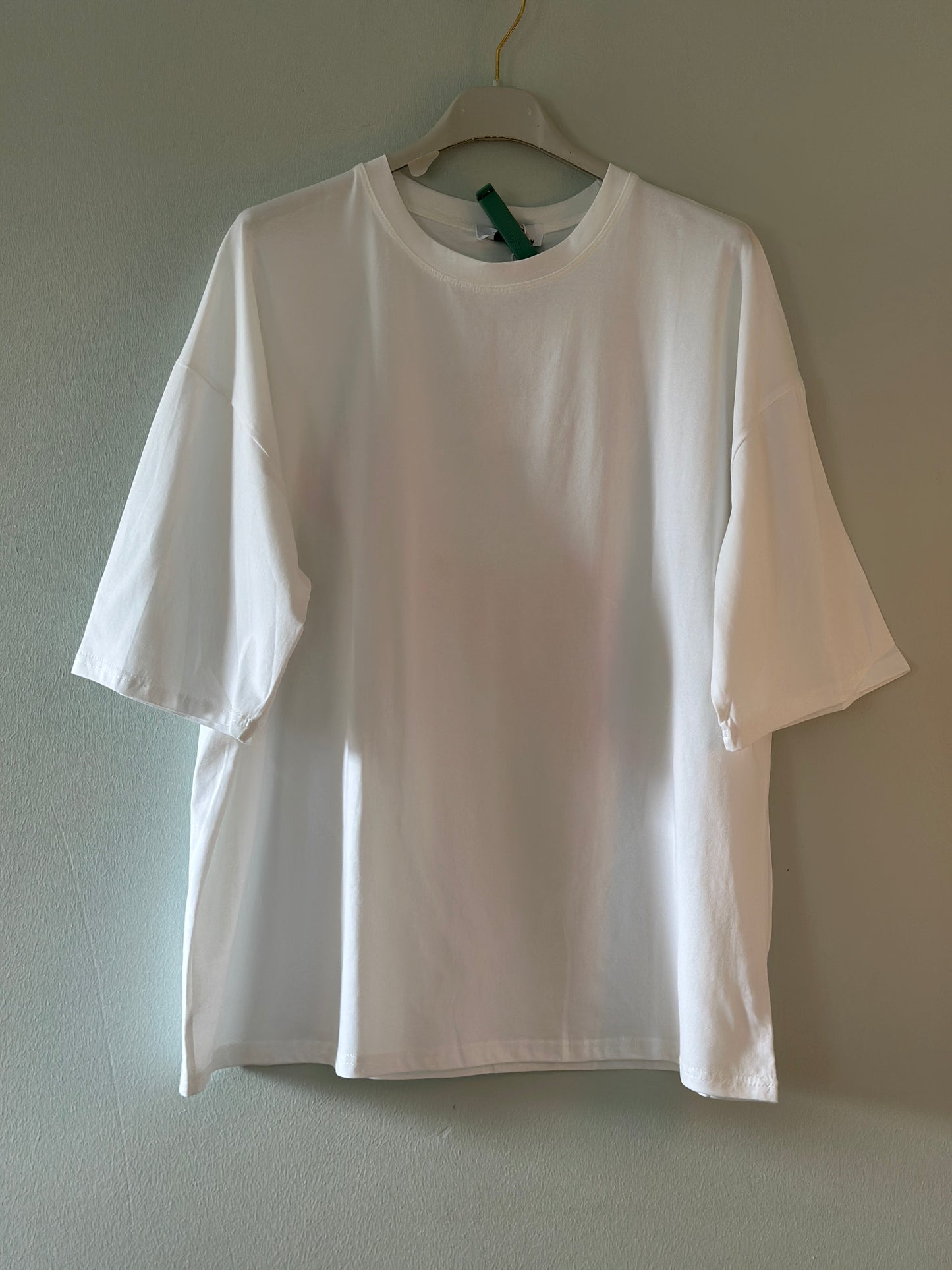 T-shirt med texten ”Love” på ryggen - Vit