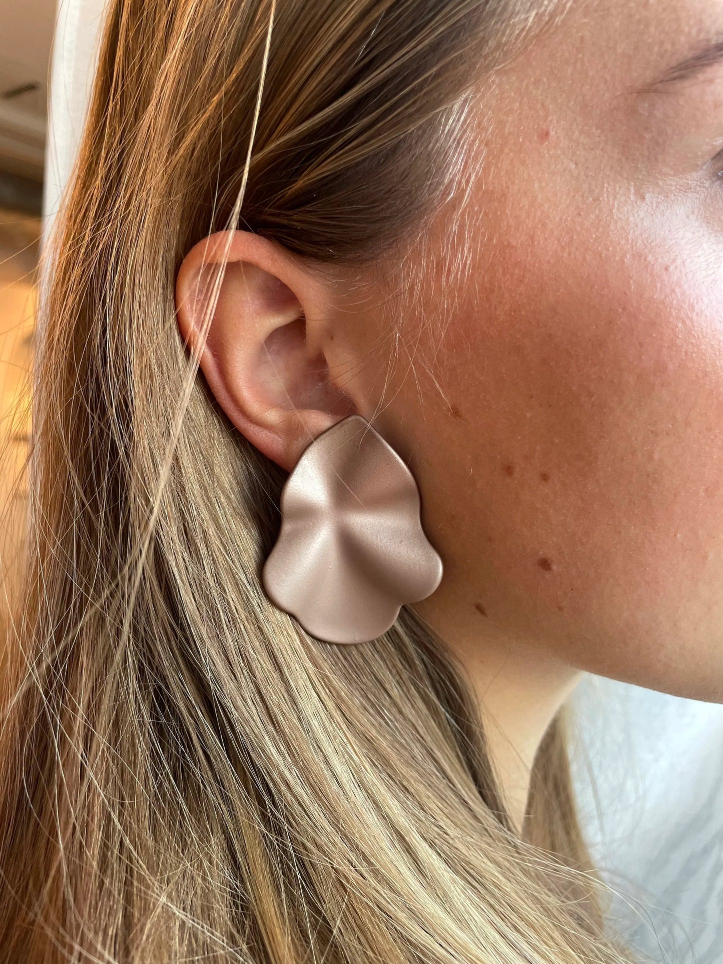 Bow 19, LIP EARRINGS PEARL - NOUGAT