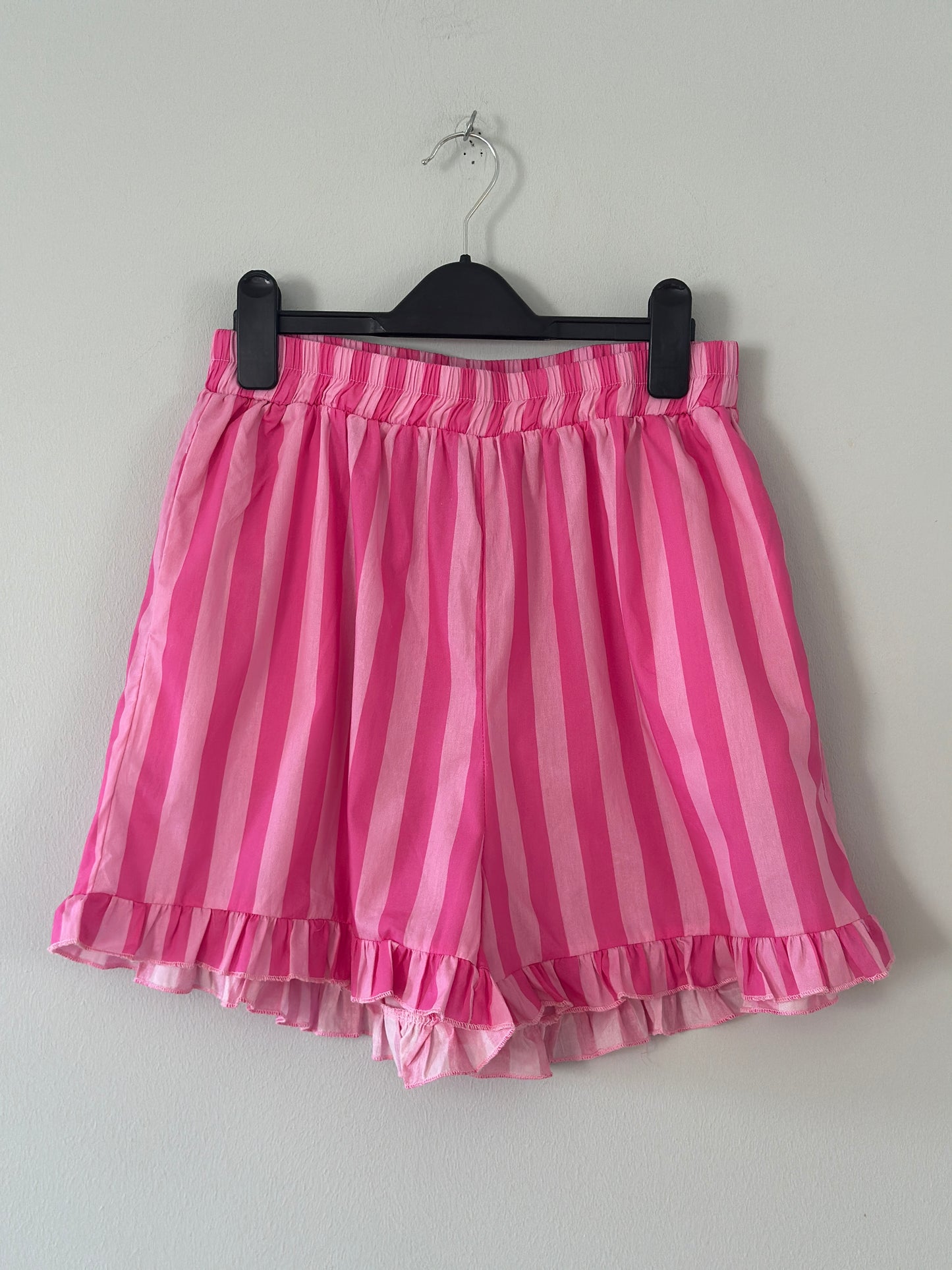 Randiga shorts ”Ronja” med volangkant - Cerise-Rosa