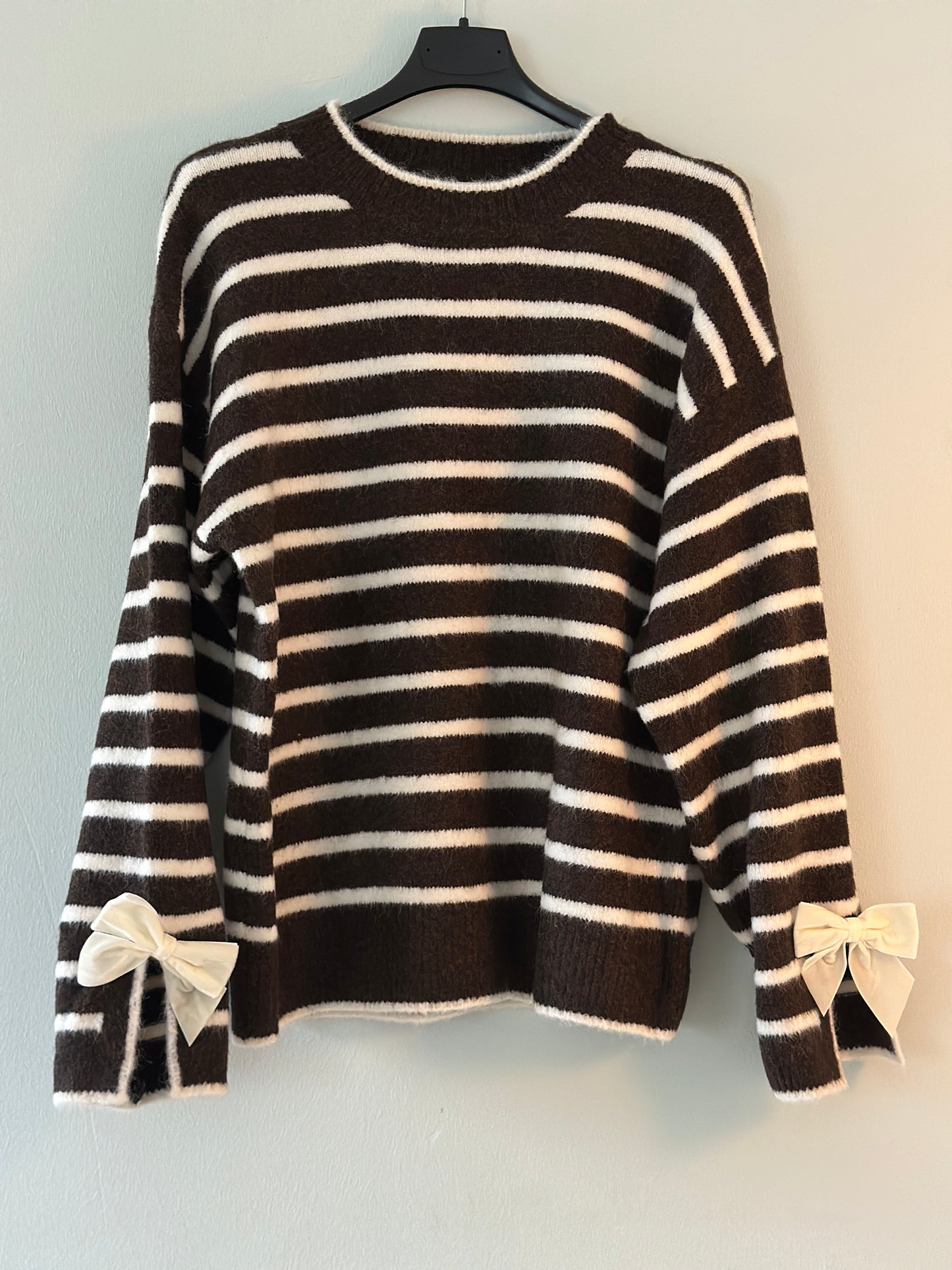 Stickad tröja ”Fanny” med en rosett i ärmslutet -Brun/vit randig