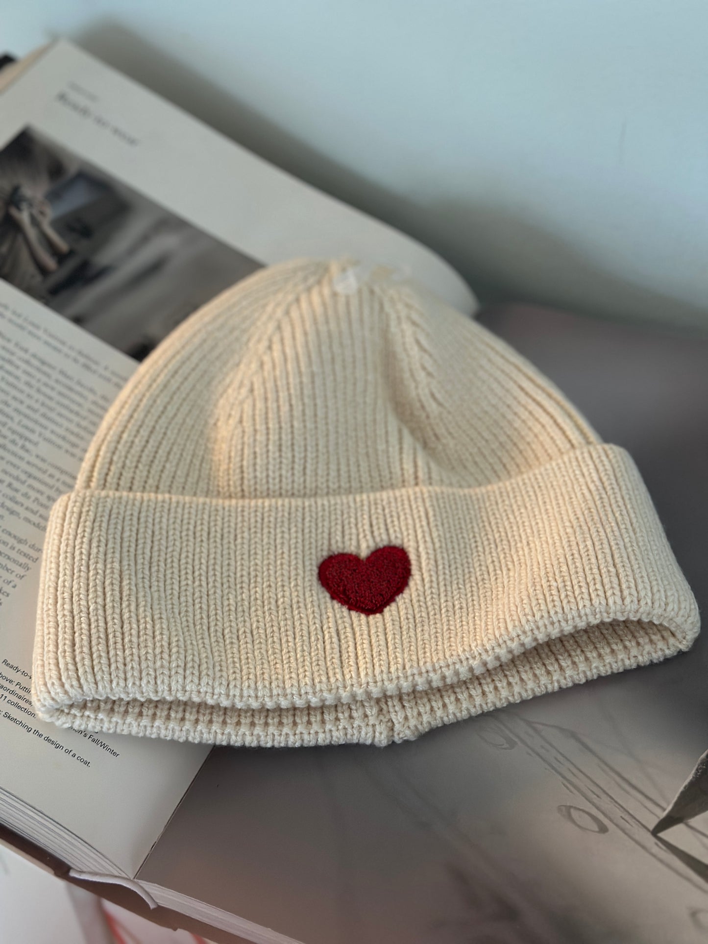 Mössa ”heart” med ett rött hjärta framtill - Svart