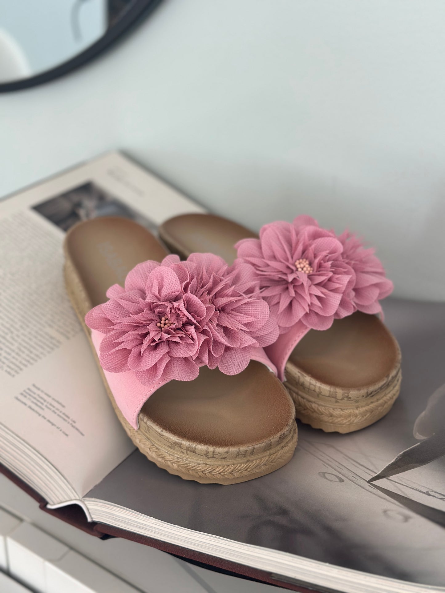 Sandaler med en stor blomma framtill - Rosa