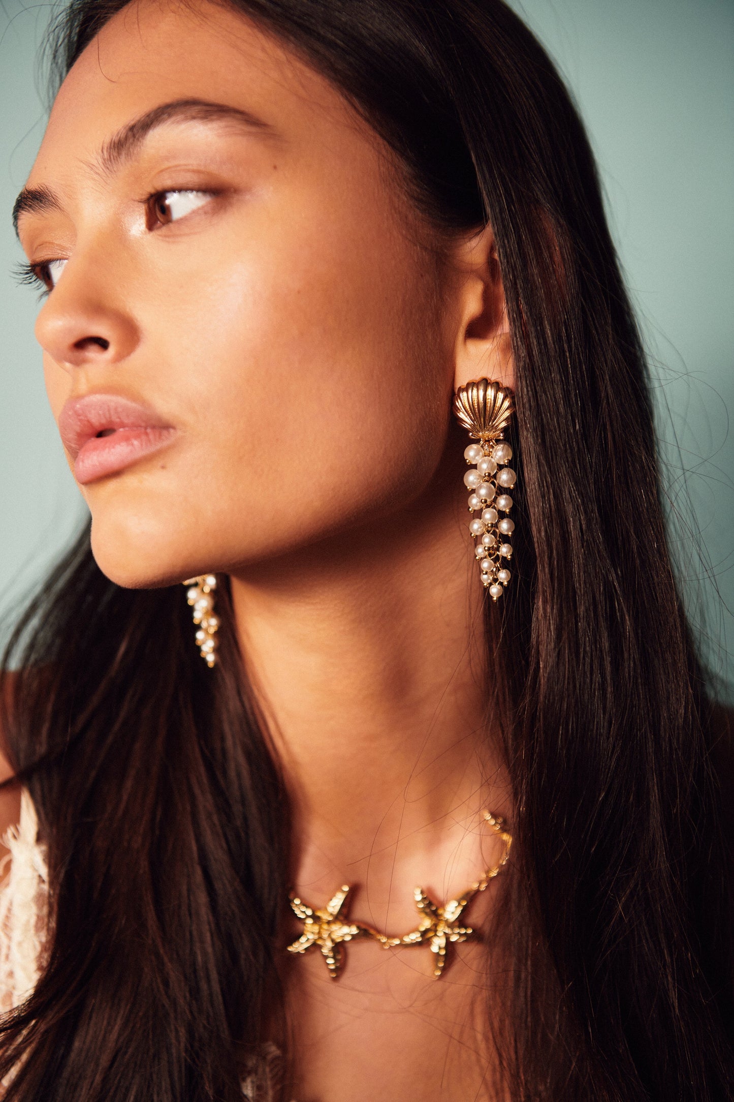 Bow19, SHELL EARRINGS MULTI PEARLS - Gold