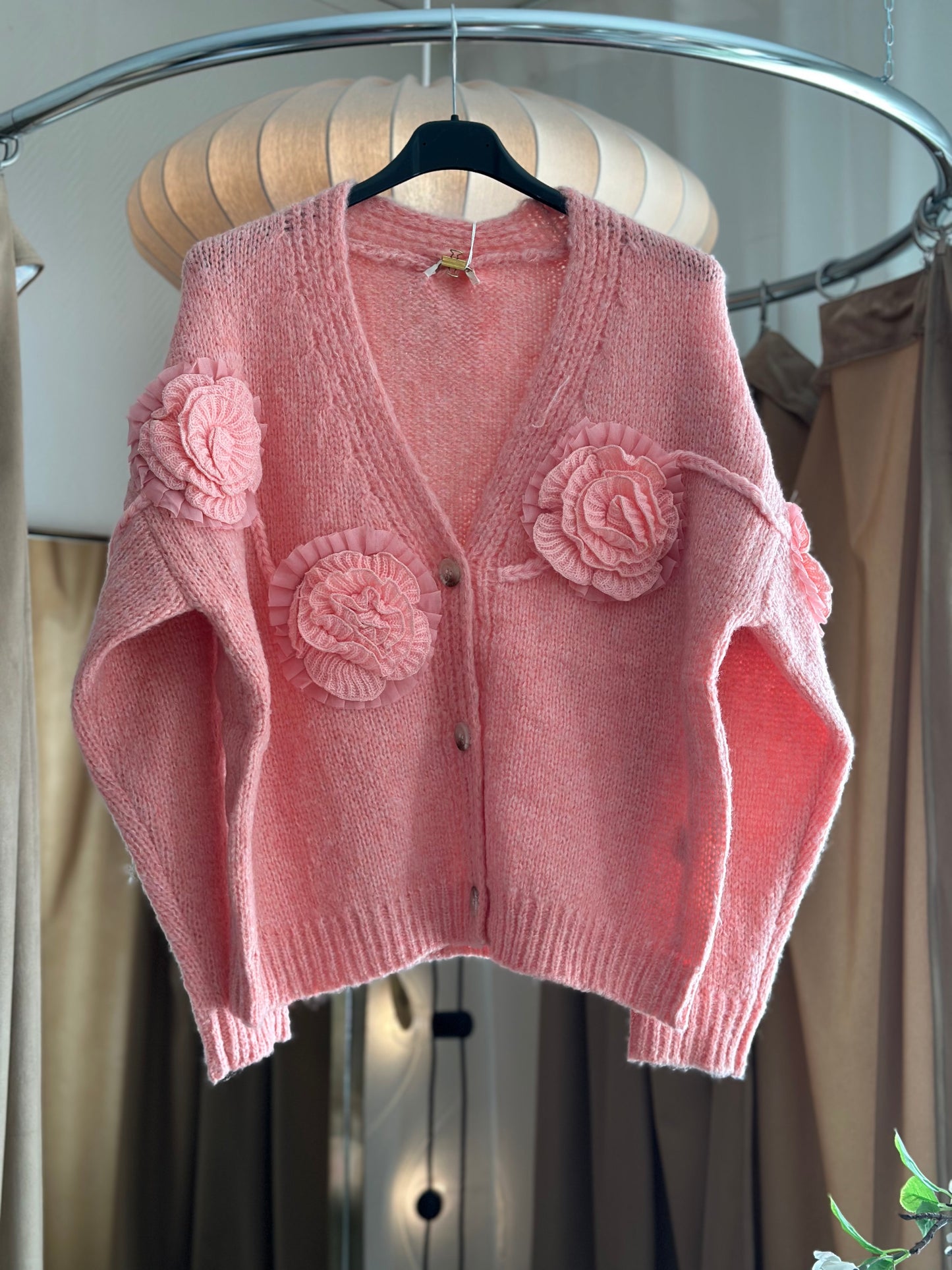 Stickad kofta med blommor - Rosa