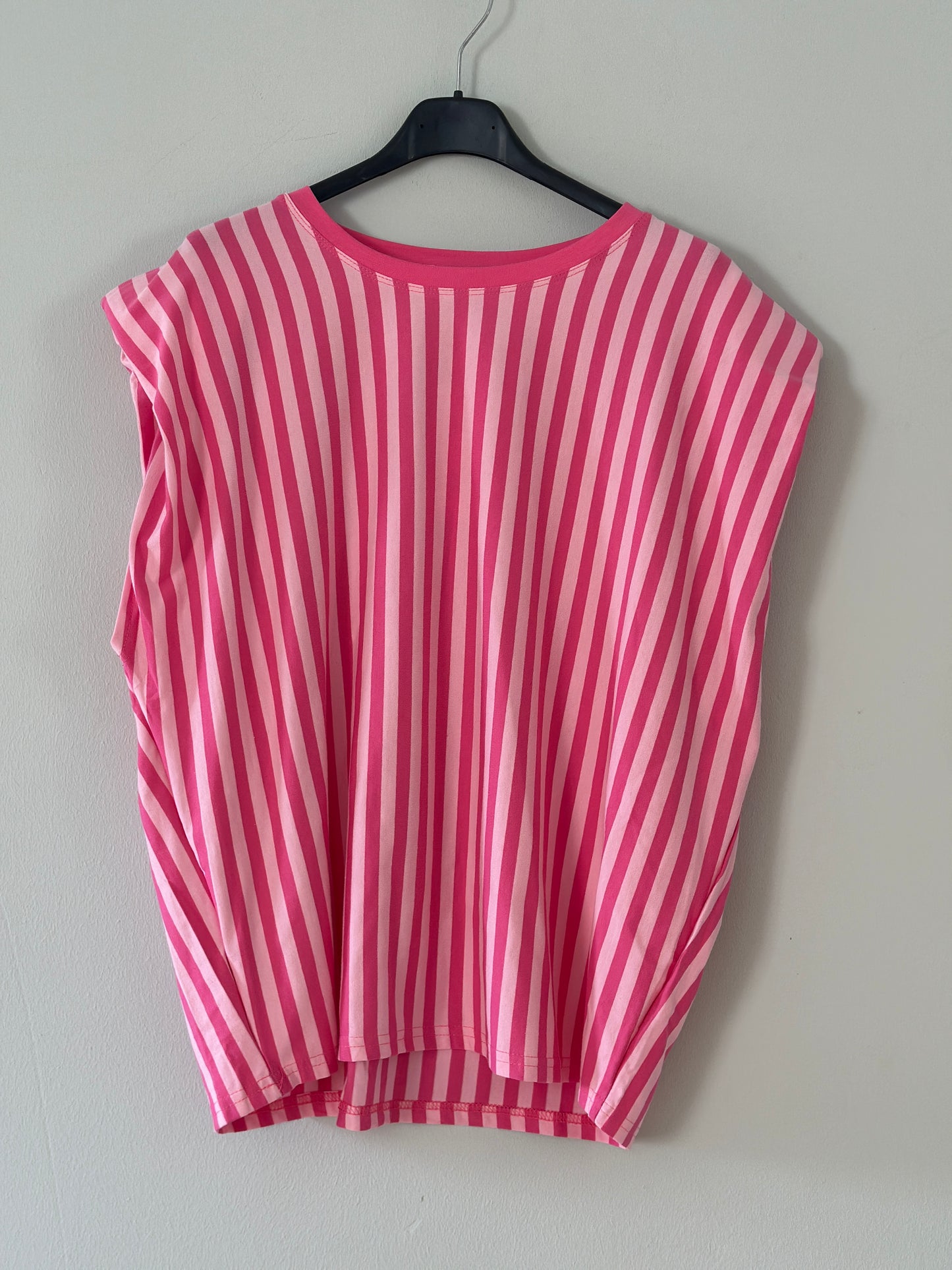 Ärmlös T-shirt med texten ”Mommy” på ryggen - Fuschia