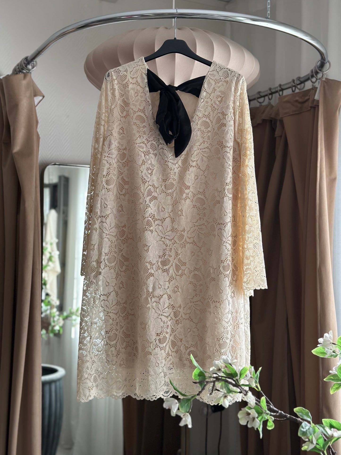 Spetsklänning med rosett i ryggen- Svart/Beige