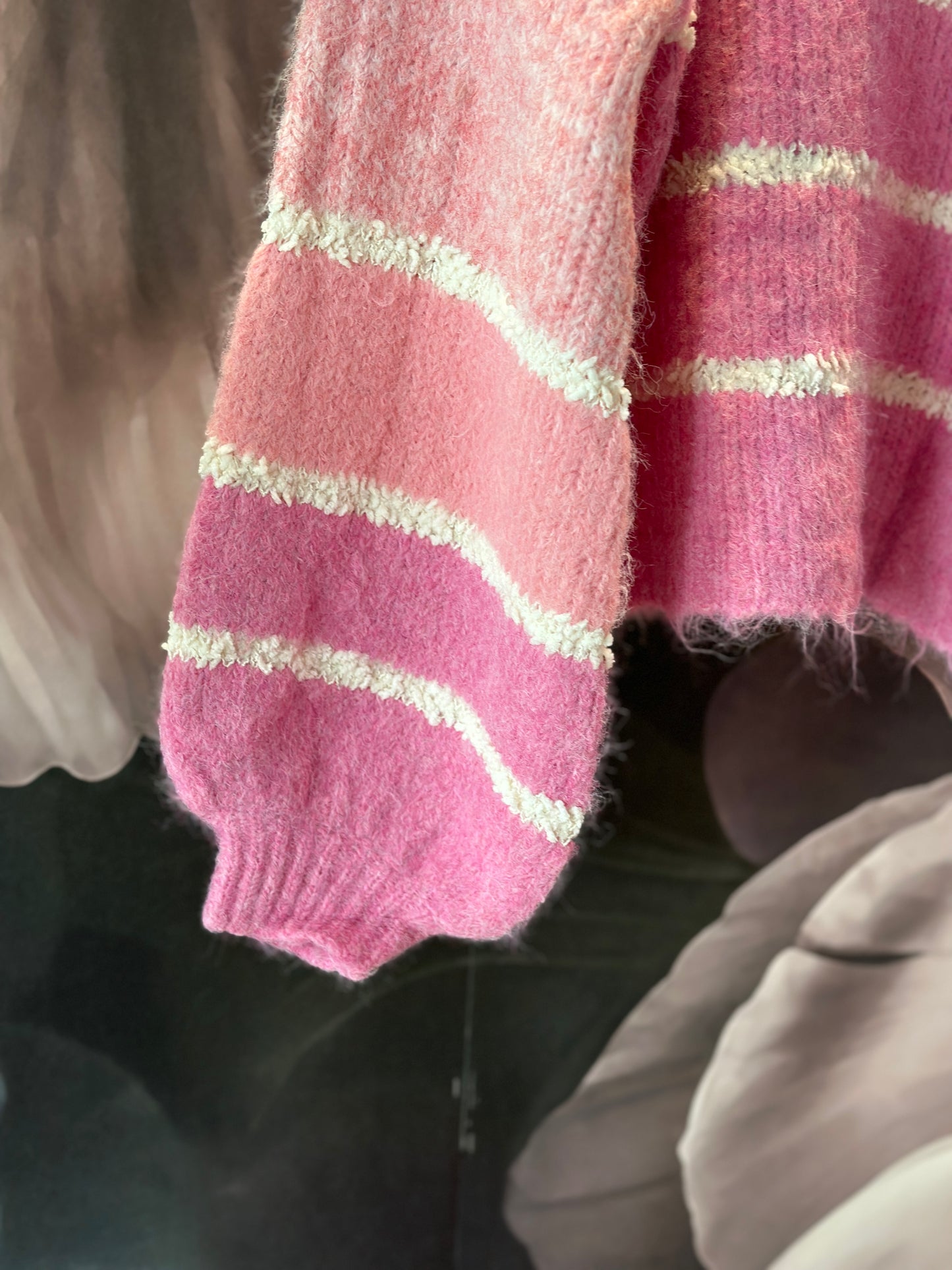 Randig stickad tröja ”Sara” med stora ballongärmar -Rosa/Korall