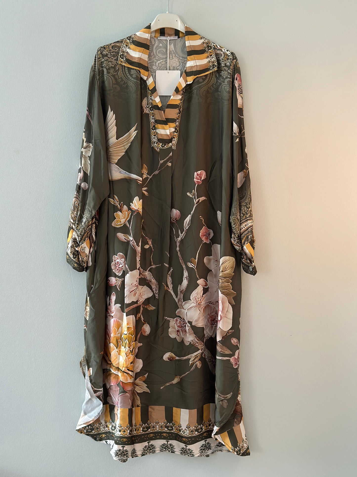 Klänning ”Malena” i vackert mönster - Vit/Brun/Grön