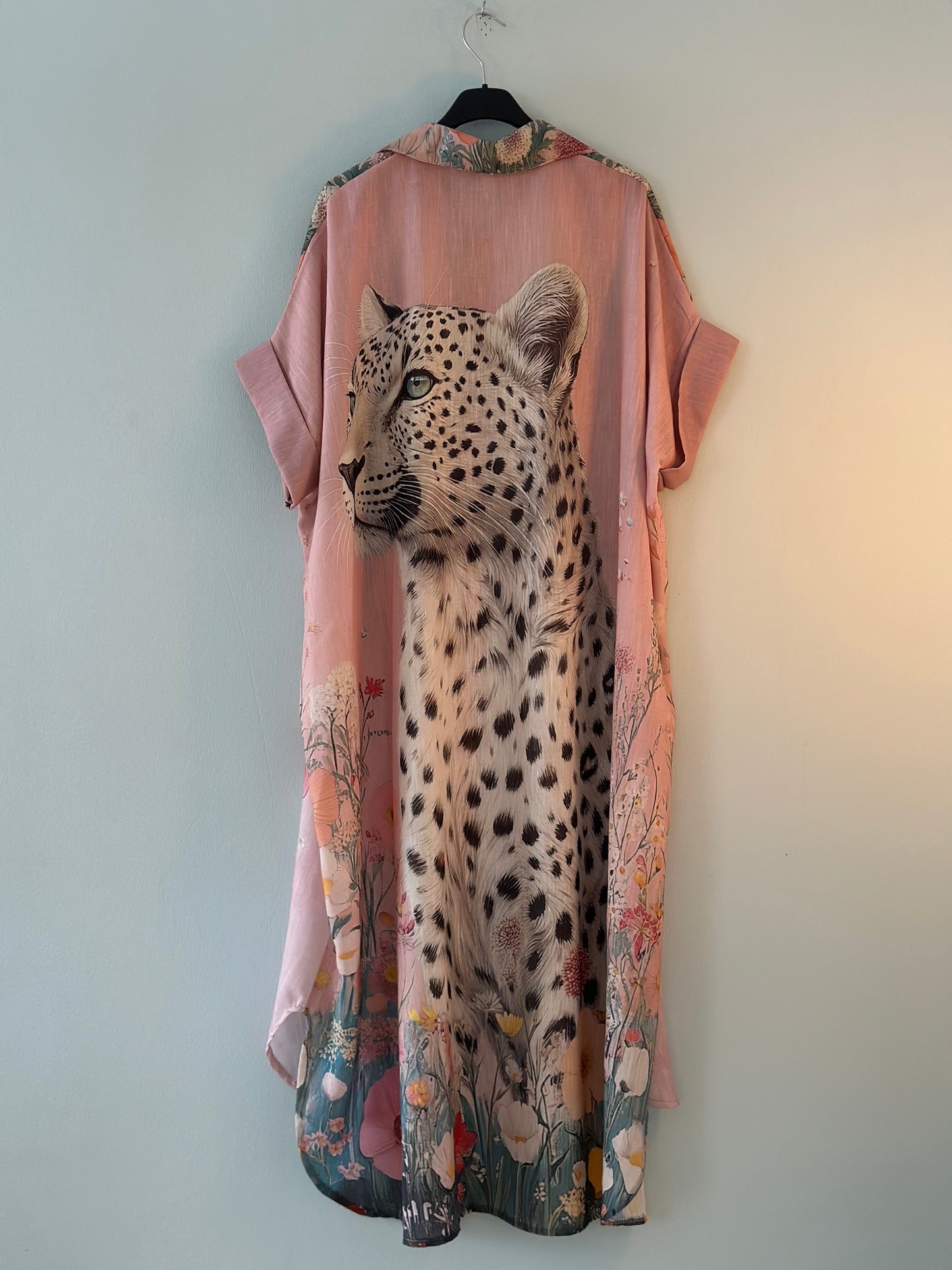 Klänning med vackert mönster och stor leopard på ryggen - Rosa